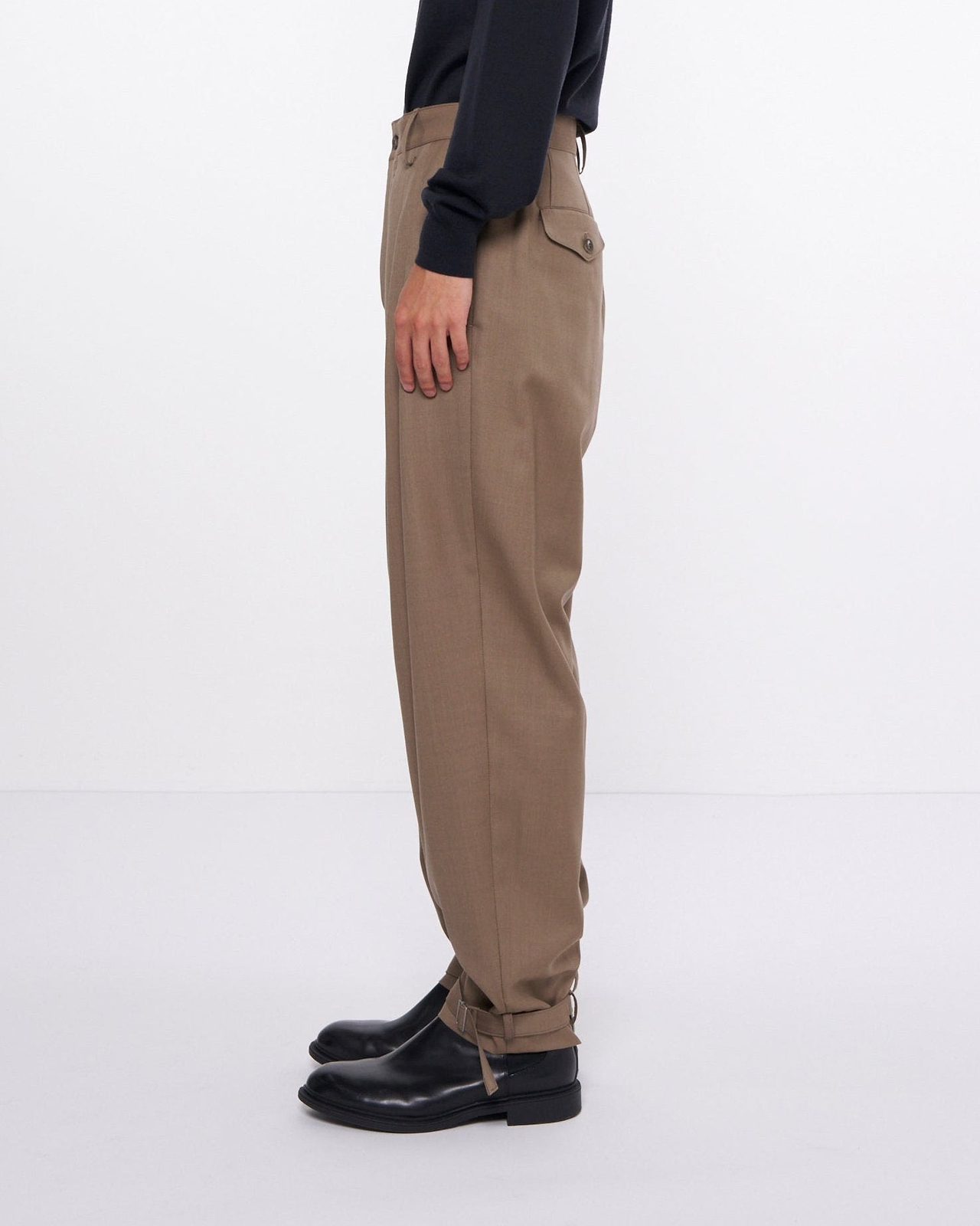 ヘムストラップテーパードパンツ