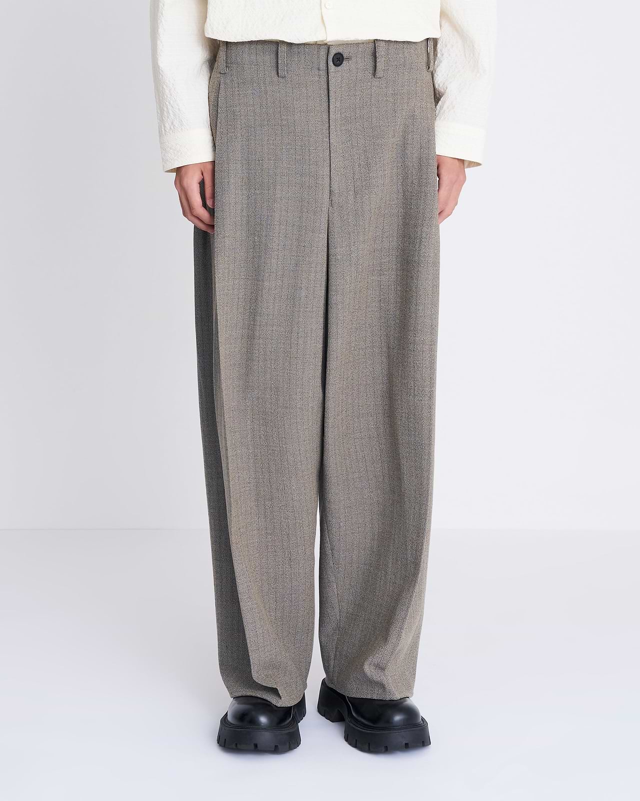 【25AW】ドレーピングクロッチボックスプリーツトラウザーズ(ヘリンボーン)