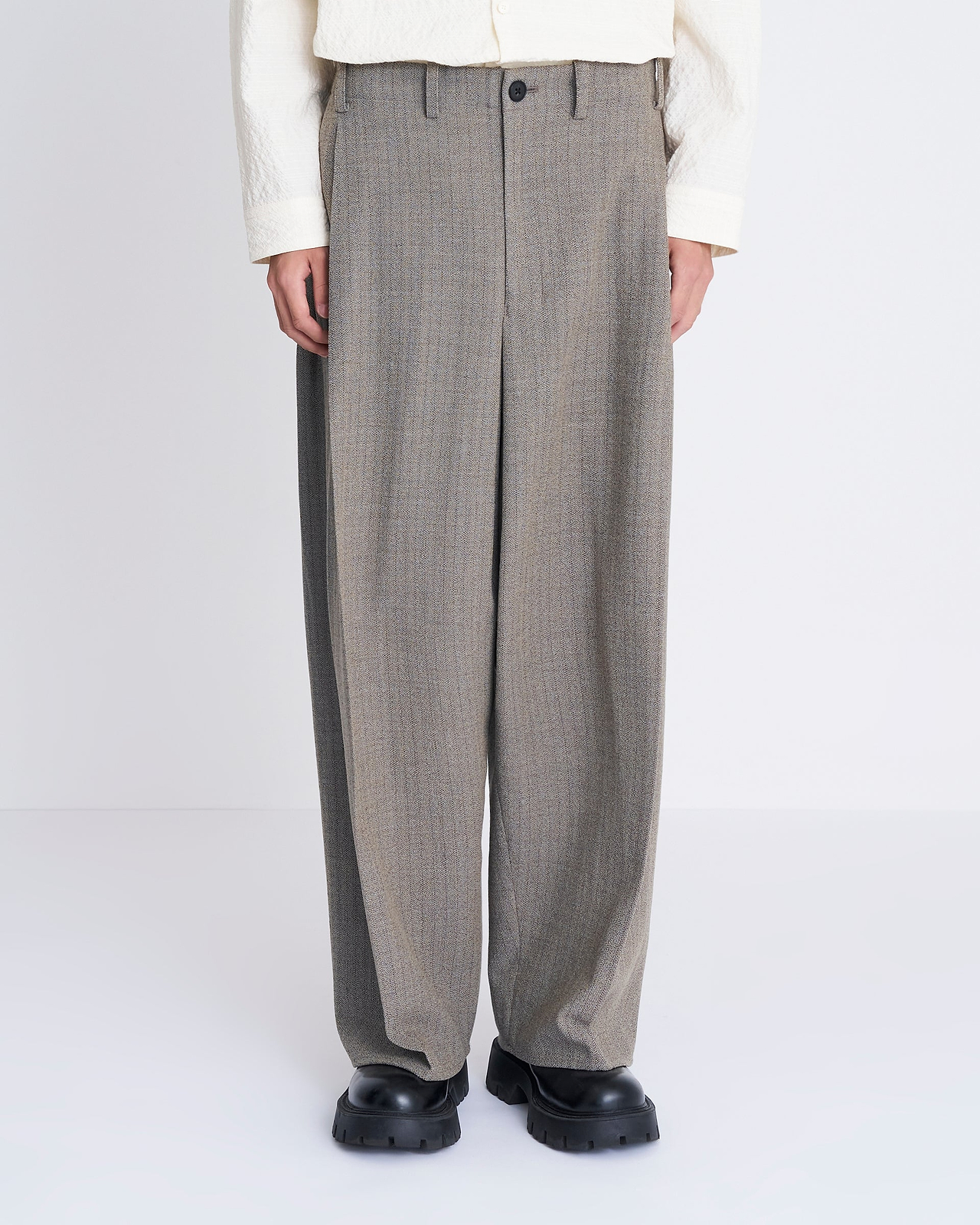 【25AW】ドレーピングクロッチボックスプリーツトラウザーズ（ヘリンボーン）