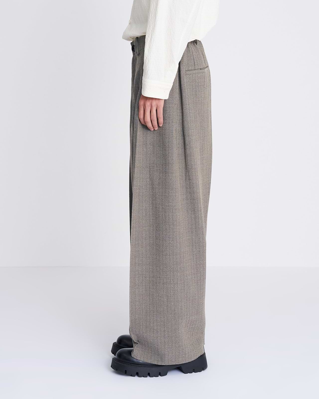 【25AW】ドレーピングクロッチボックスプリーツトラウザーズ(ヘリンボーン)