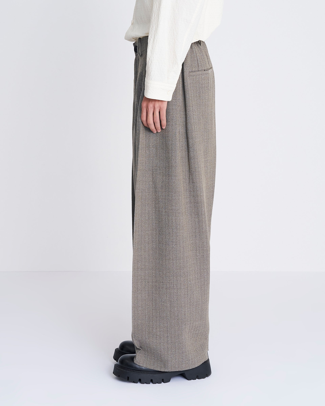 【25AW】ドレーピングクロッチボックスプリーツトラウザーズ（ヘリンボーン）