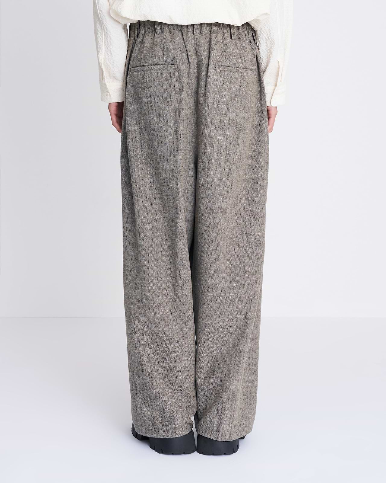 【25AW】ドレーピングクロッチボックスプリーツトラウザーズ(ヘリンボーン)