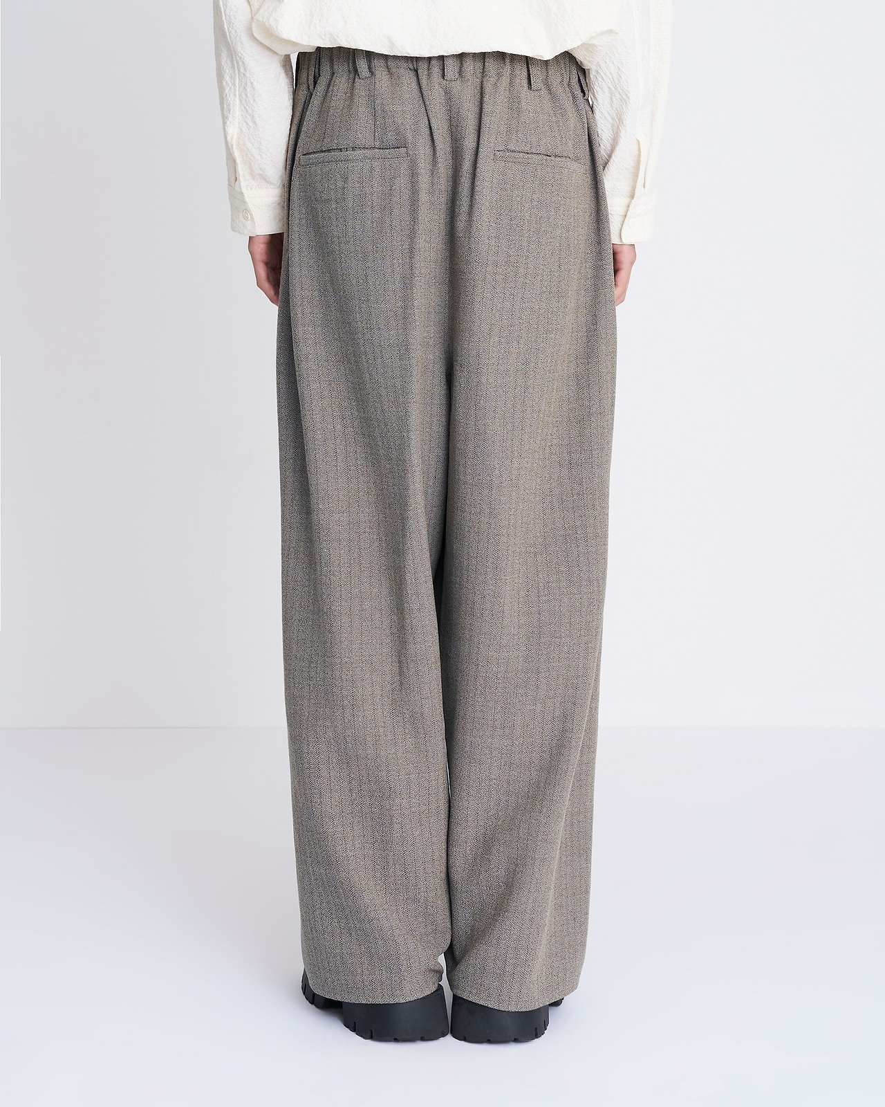 【25AW】ドレーピングクロッチボックスプリーツトラウザーズ（ヘリンボーン）