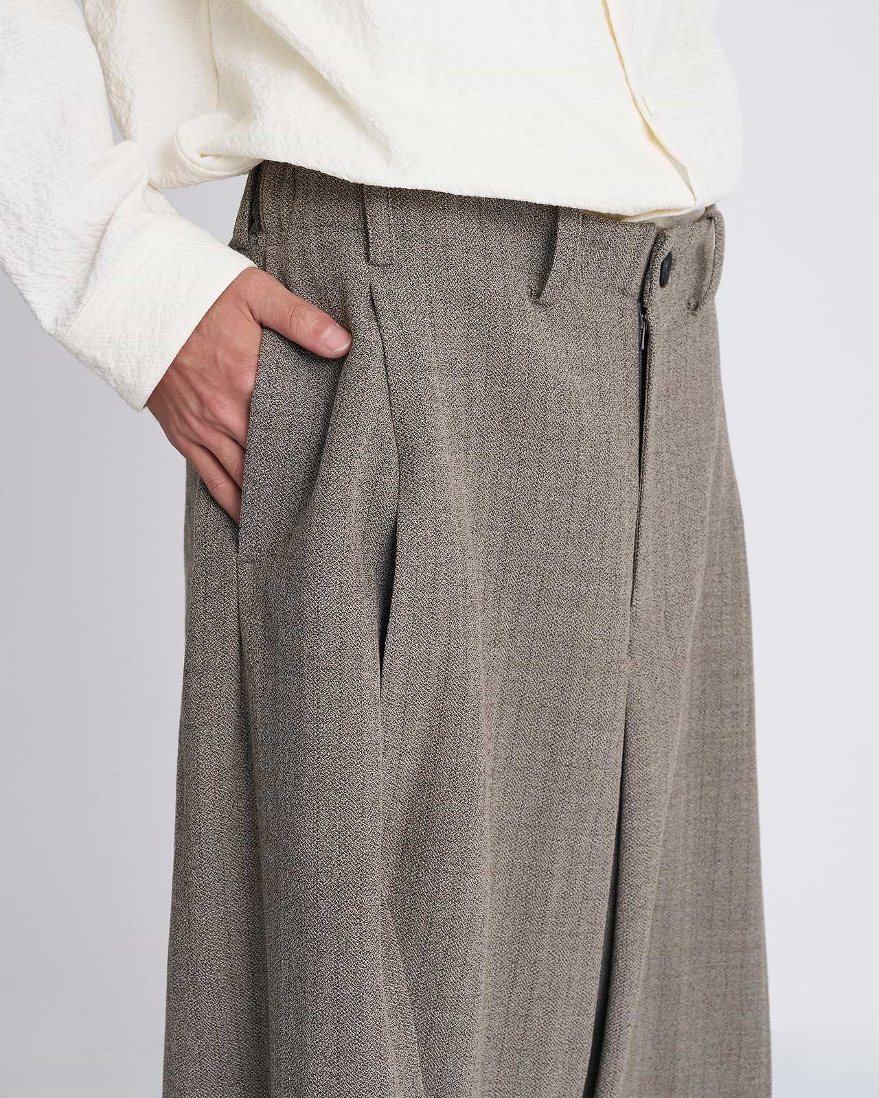 【25AW】ドレーピングクロッチボックスプリーツトラウザーズ(ヘリンボーン)