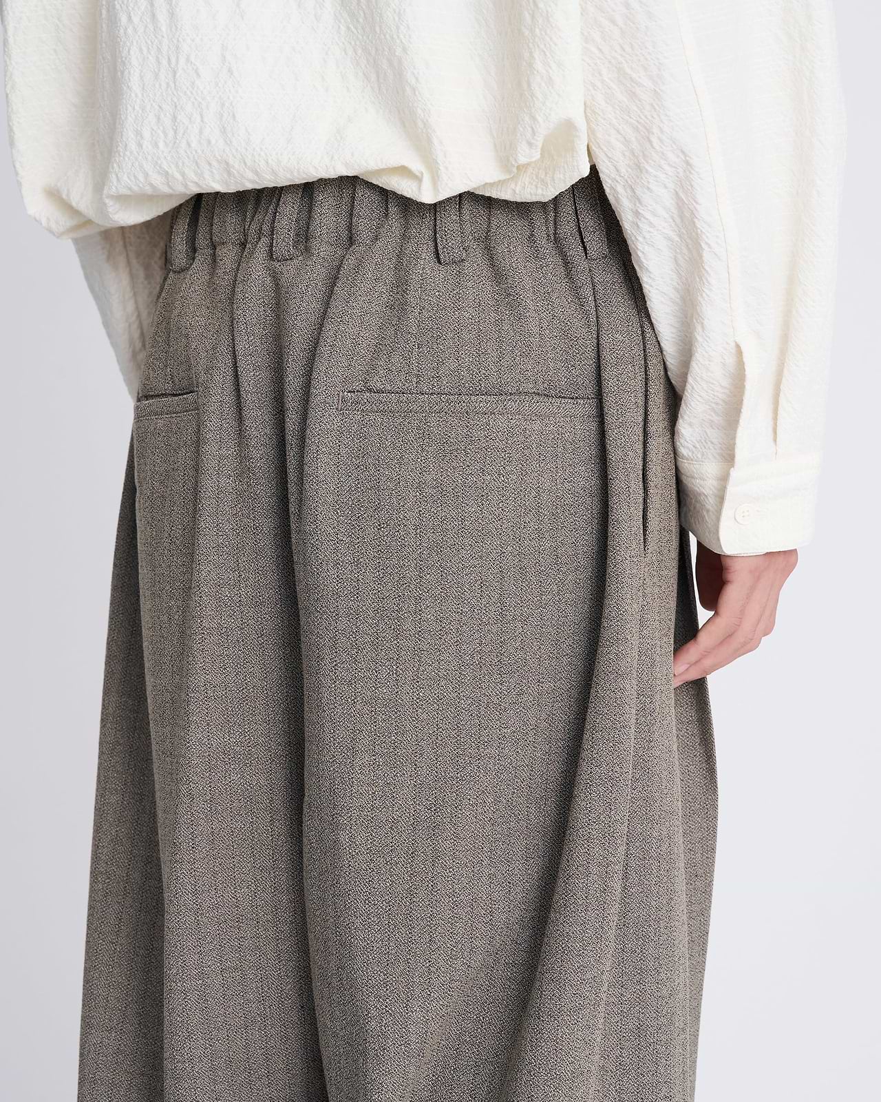 【25AW】ドレーピングクロッチボックスプリーツトラウザーズ(ヘリンボーン)