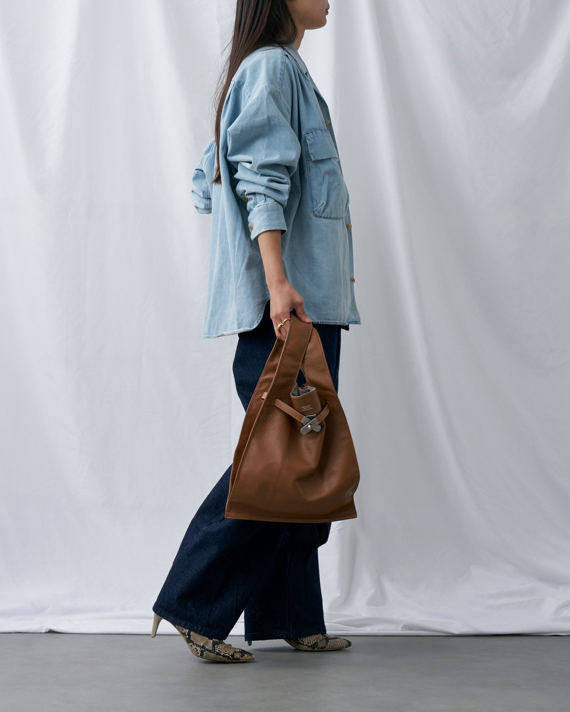 beautiful people】ラージマーケットバッグインシュリンクレザー