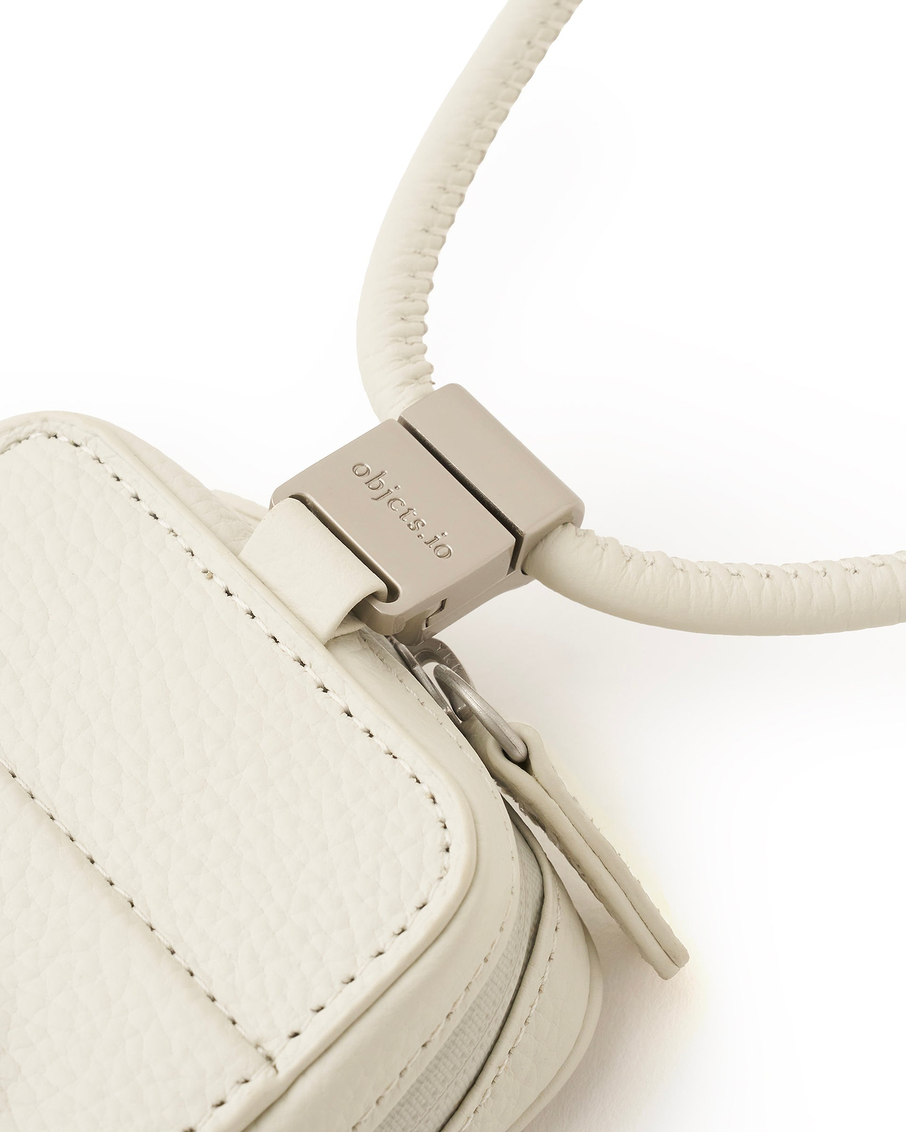 デタッチャブルストラップ付レザーマイクロバッグ