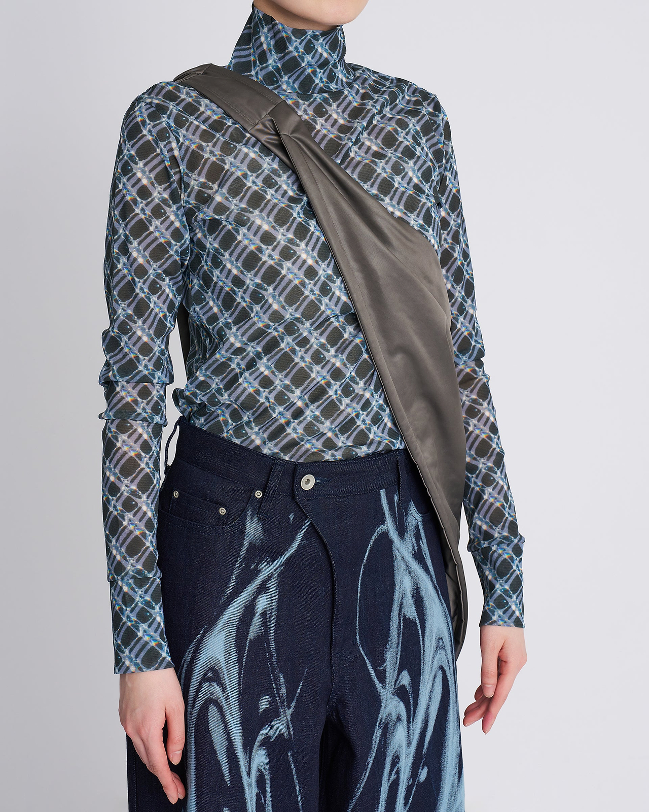 着用カラー：チャコール