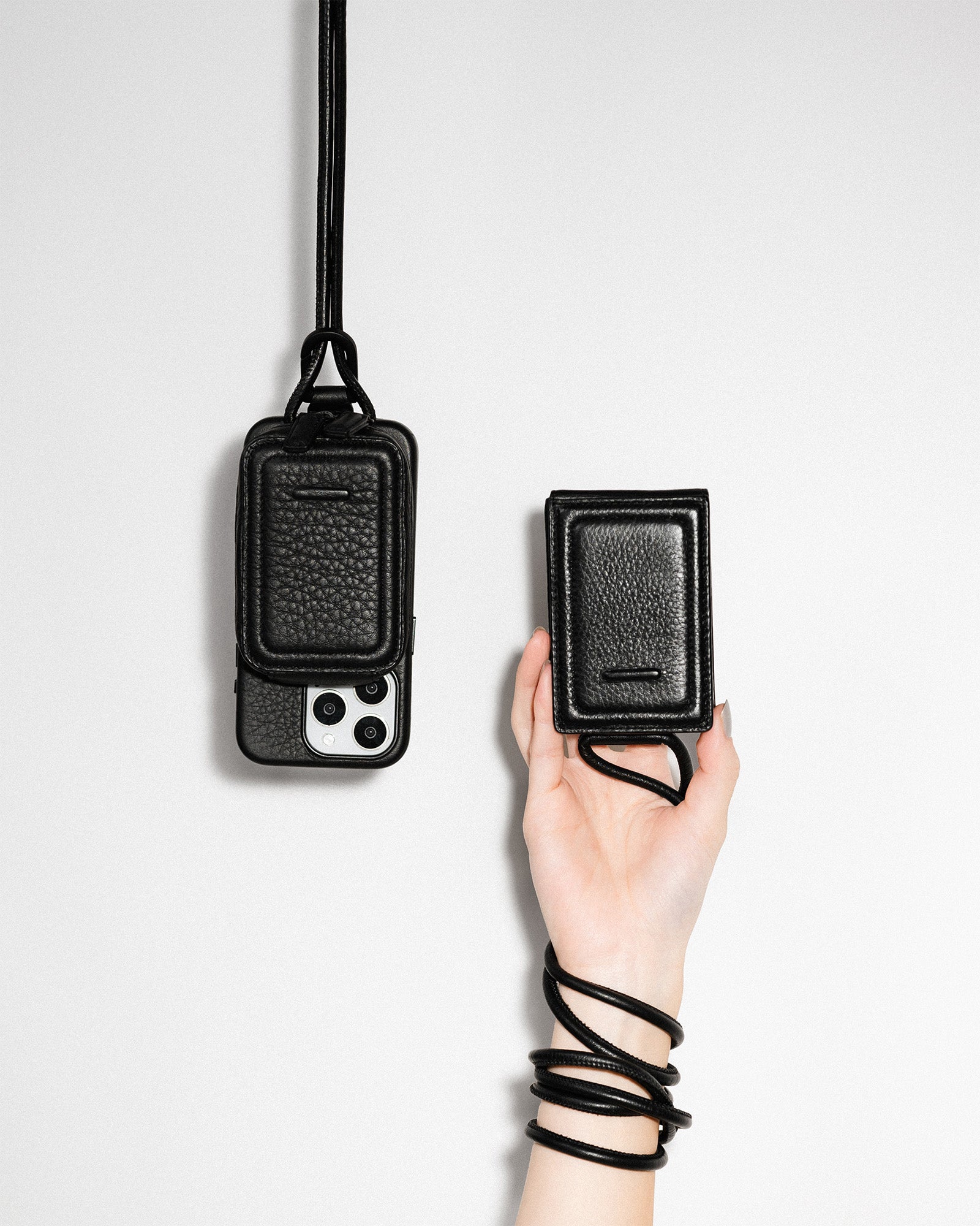 objcts.io】カラビナ付iPhoneケース（ブラック） – ファッション