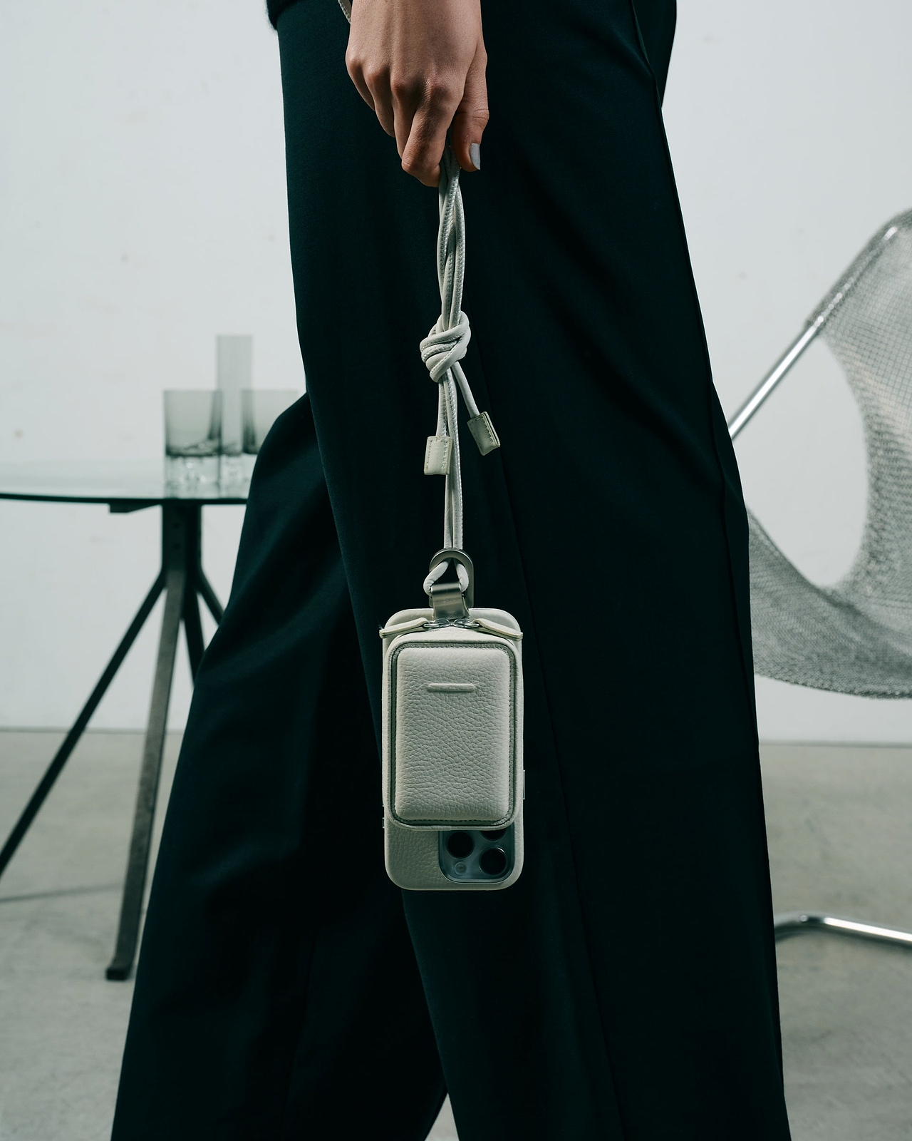 デタッチャブルストラップ付レザーマイクロバッグ