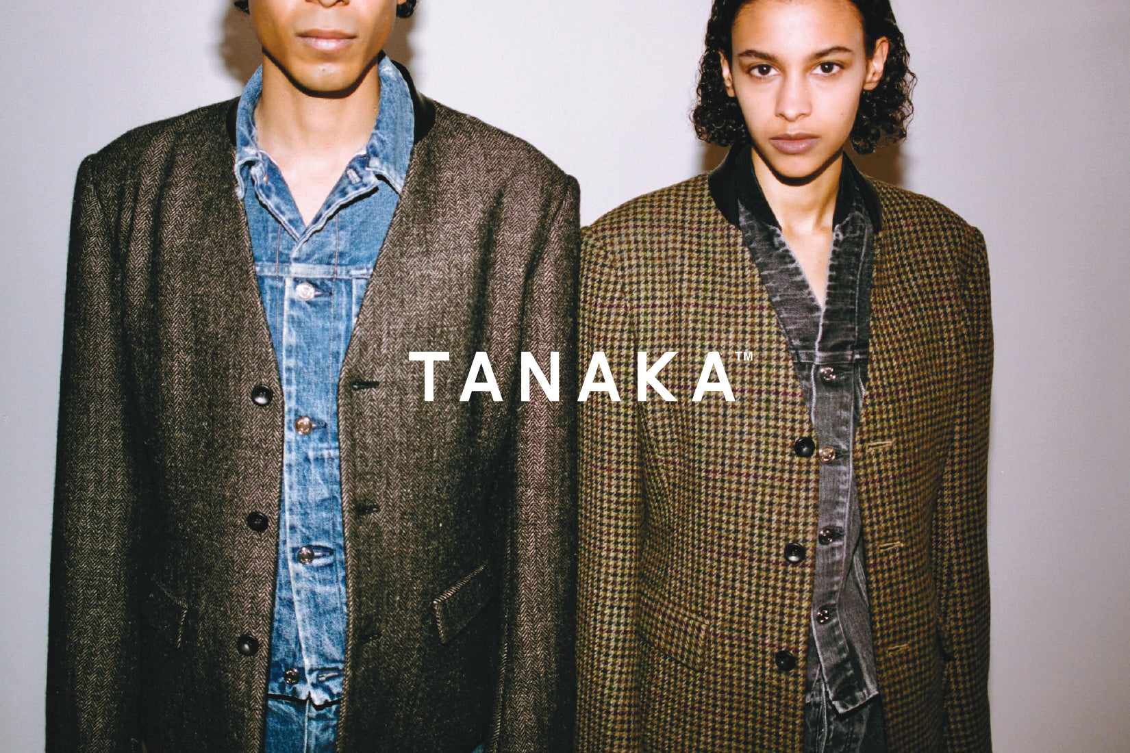 【PICK UP】「タナカ」から25AWの新作が登場。定番であるデニムを中心に、鮮やかなシャツやワンピースなど多彩なアイテムがラインナップ