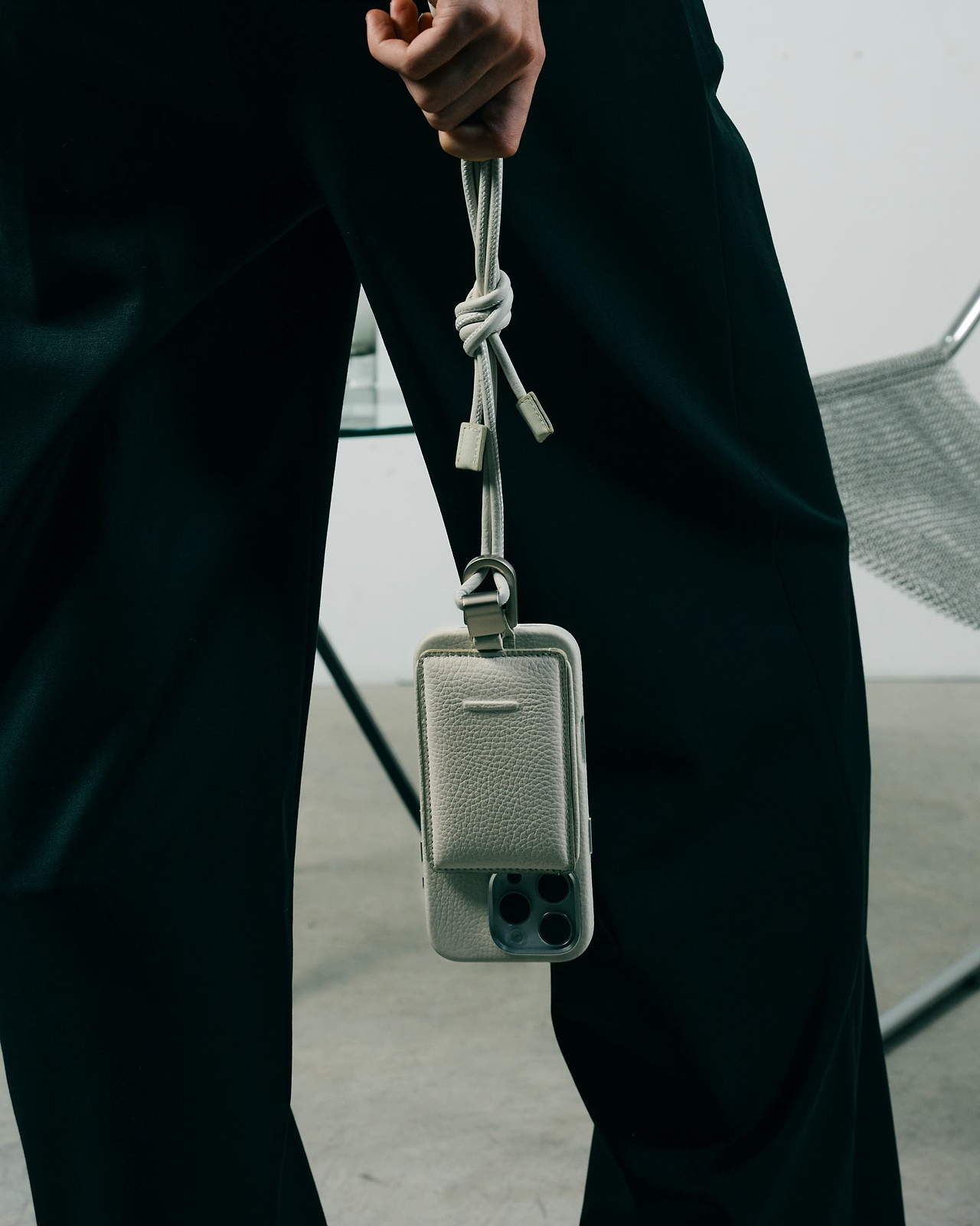 デタッチャブルストラップ付レザースリムカードホルダー