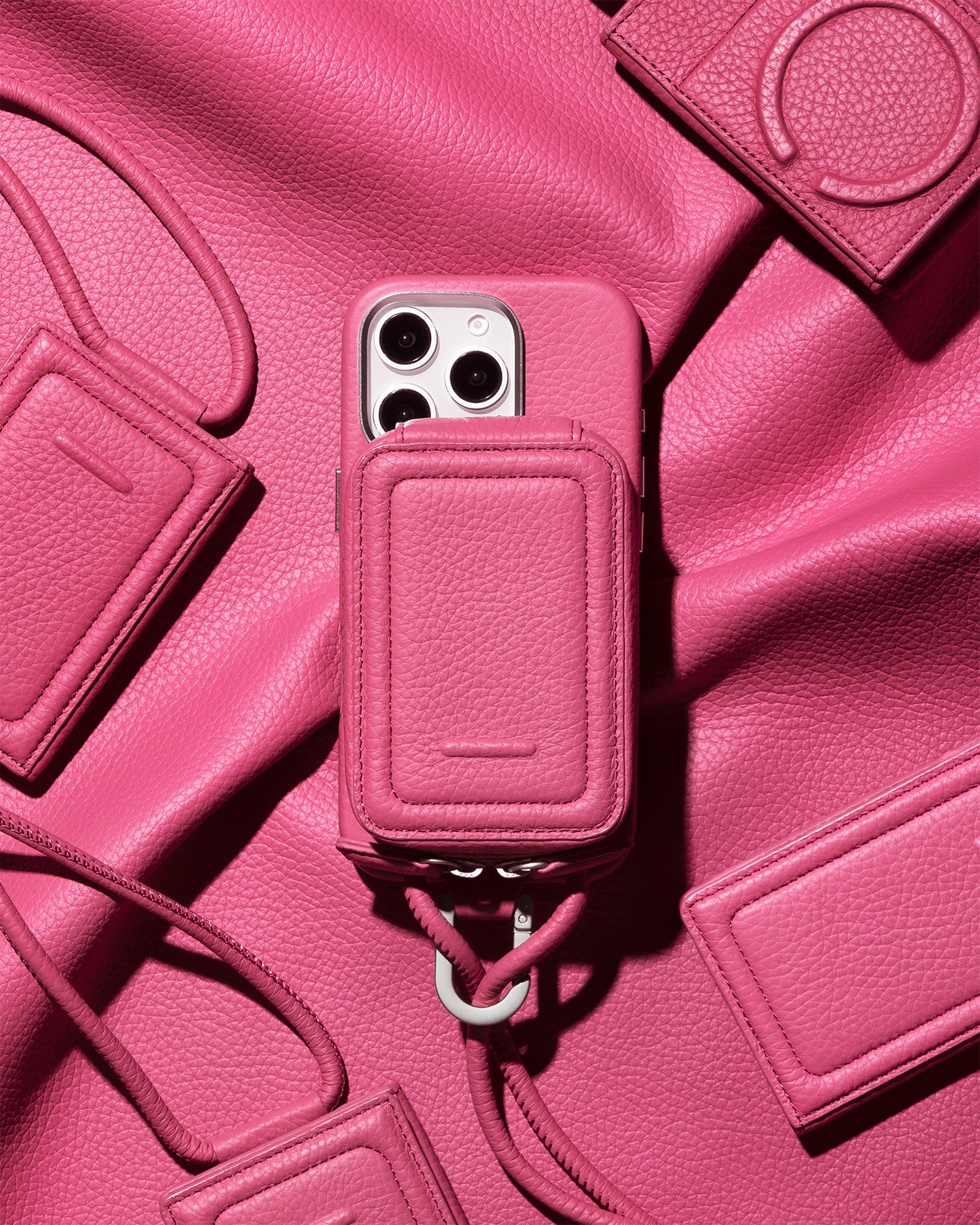 objcts.io】カラビナ付iPhoneケース（ショッキングピンク