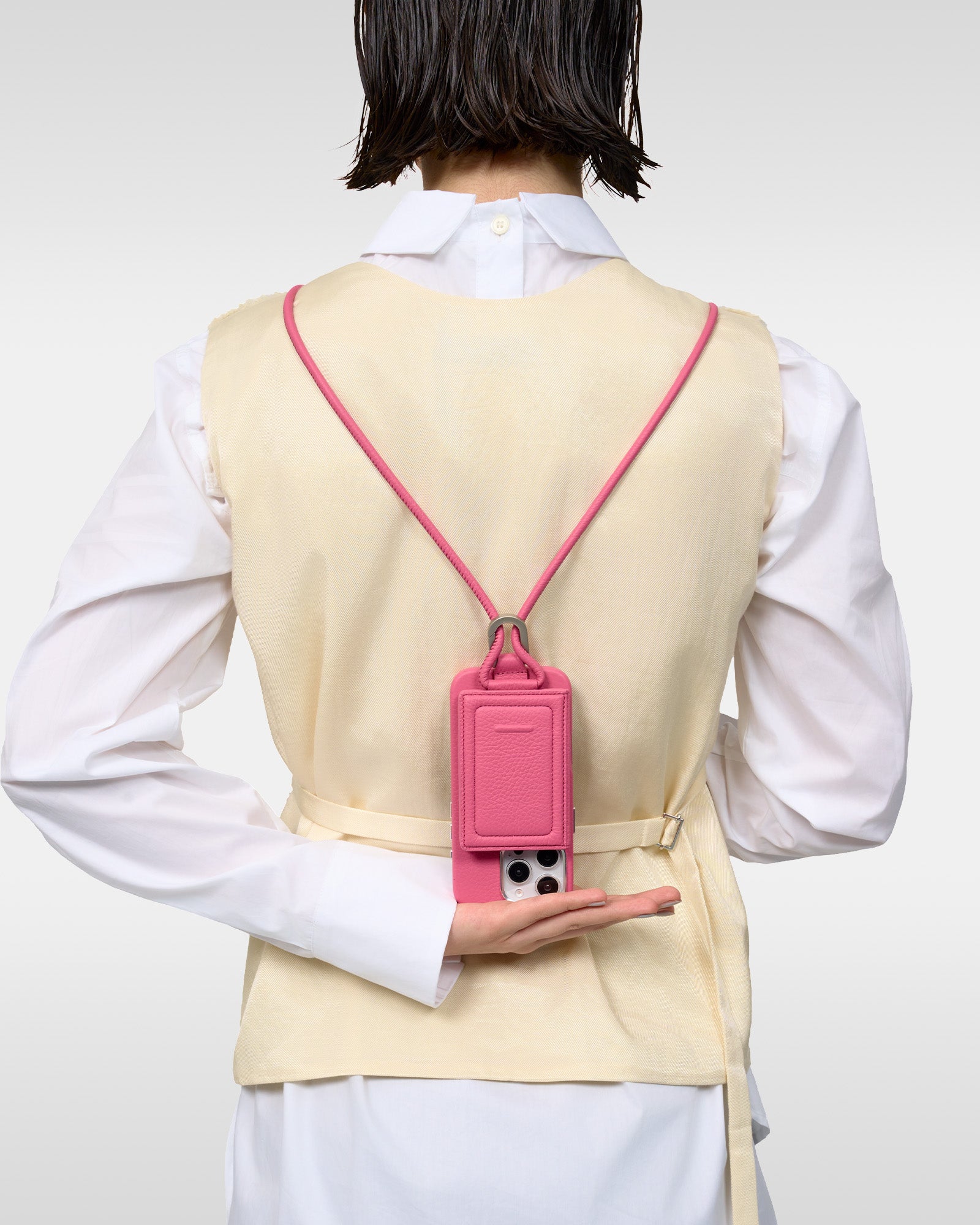 objcts.io】カラビナ付iPhoneケース（ショッキングピンク