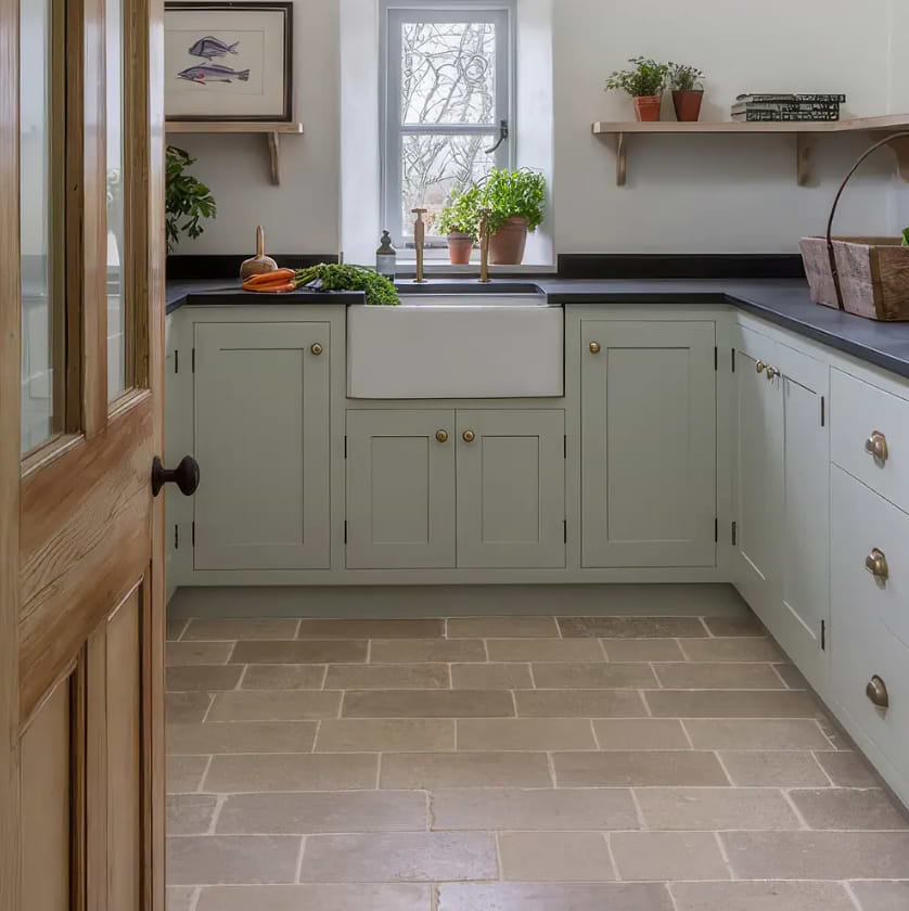 https://www.hyperiontiles.co.uk/products/buscot-limestone-cobble-tumbled-etched-finish