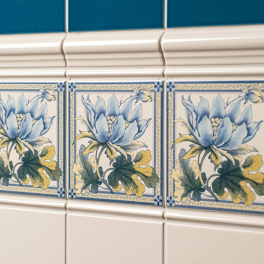 Peony Single Tile on Colonial White