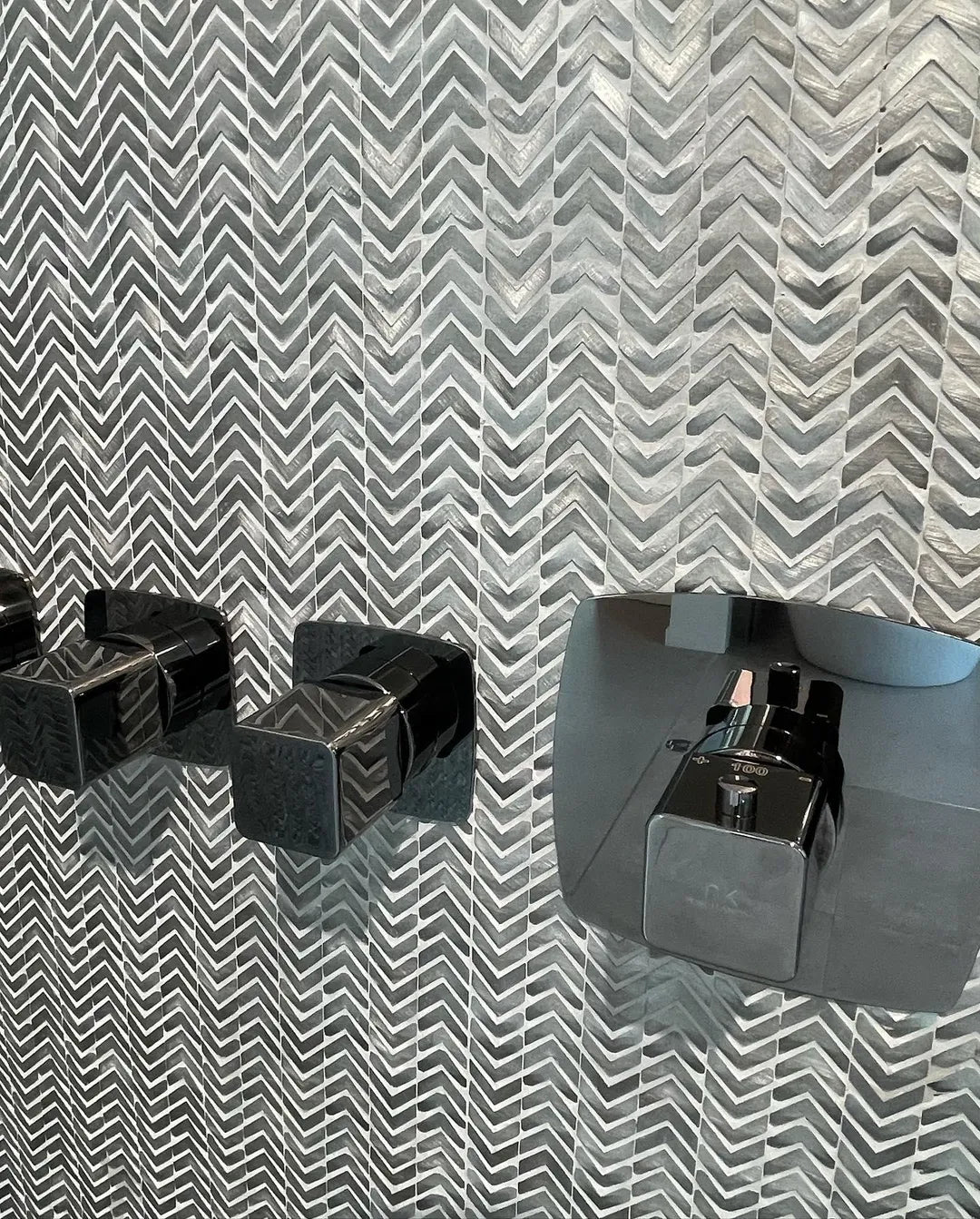 Gravity Aluminium Arrow Metal 29.8 x 30cm By Hyperion Tiles