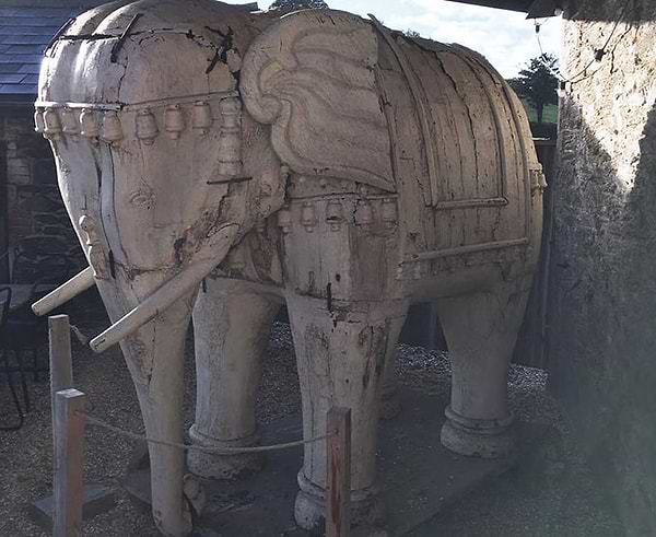 Large wooden elephant arriving in Devon