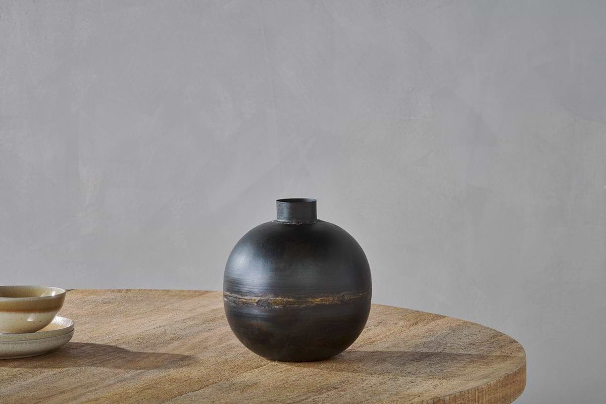 Endo Recycled Iron Vase - Black-nkuku