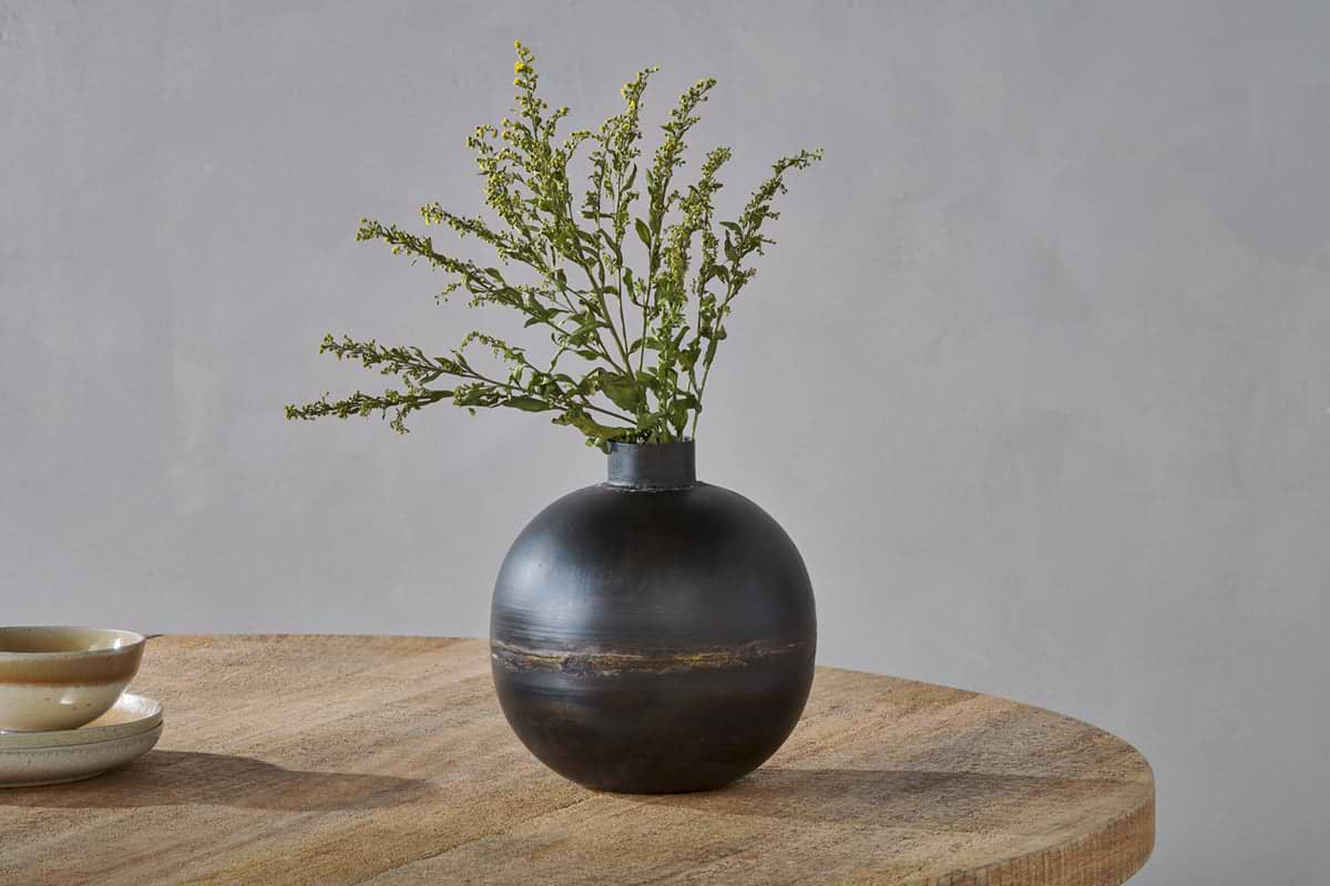 Endo Recycled Iron Vase - Black-nkuku