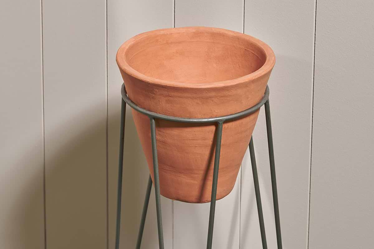 Jara Terracotta Planter With Stand-nkuku