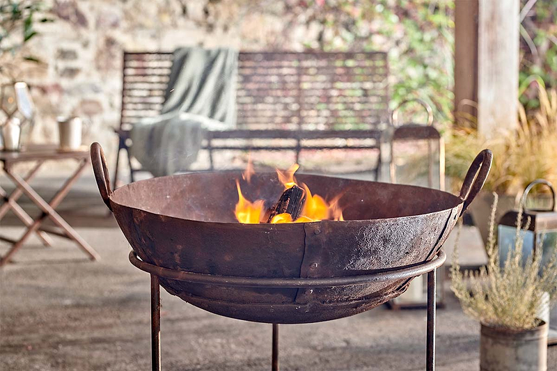 https://sfycdn.speedsize.com/aa5d6cd7-da91-4546-92d9-893ea42dd7ff/https://www.nkuku.com/cdn/shop/products/nkuku-small-reclaimed-iron-kadai-with-grill-5055672469728-31201748189360.jpg?v=1645456024&width=800