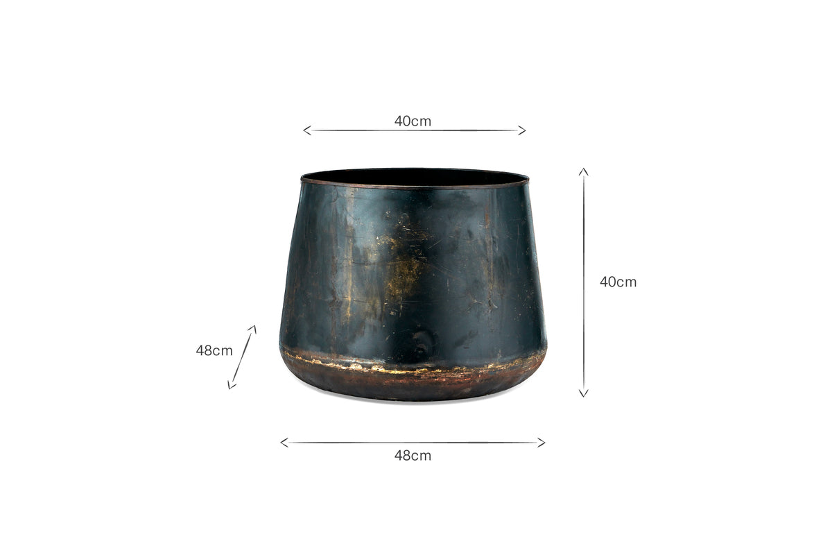 The Endo Reclaimed Iron Planter by nkuku is a dark, round planter with a rustic brownish-gold patina, measuring 48cm wide at the base, 40cm at the top, and 40cm tall. Black arrows and measurements appear on a white background.