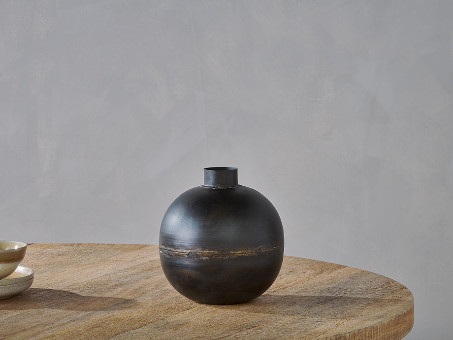 Endo Recycled Iron Vase - Black