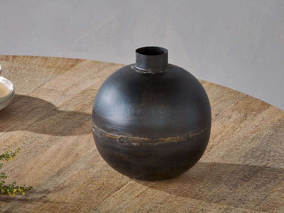 Endo Recycled Iron Vase - Black