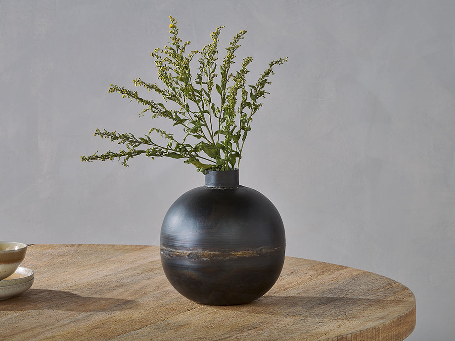 Endo Recycled Iron Vase - Black