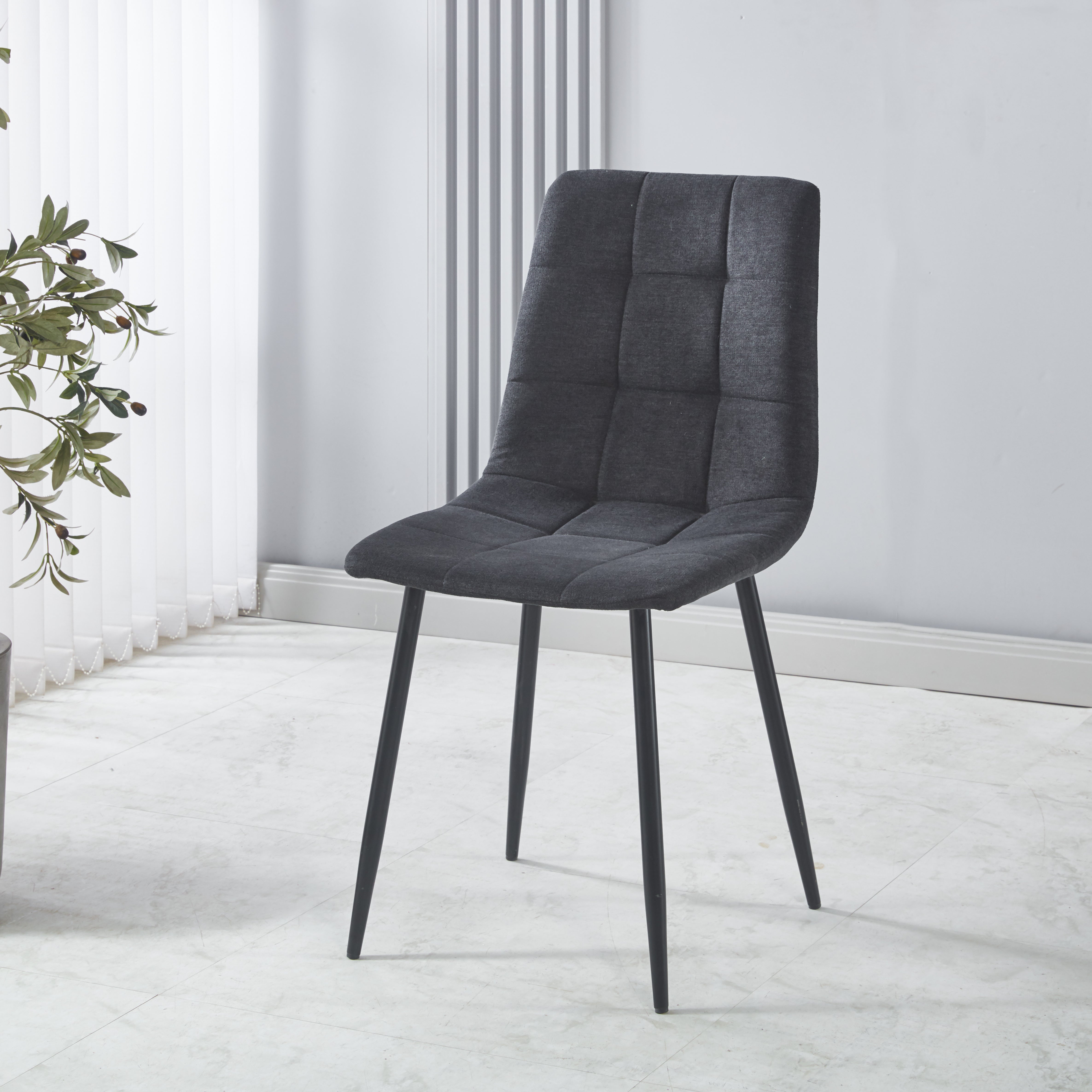 כיסא אוכל מרופד בצבע שחור בשילוב רגלי מתכת שחורות דגם שחר