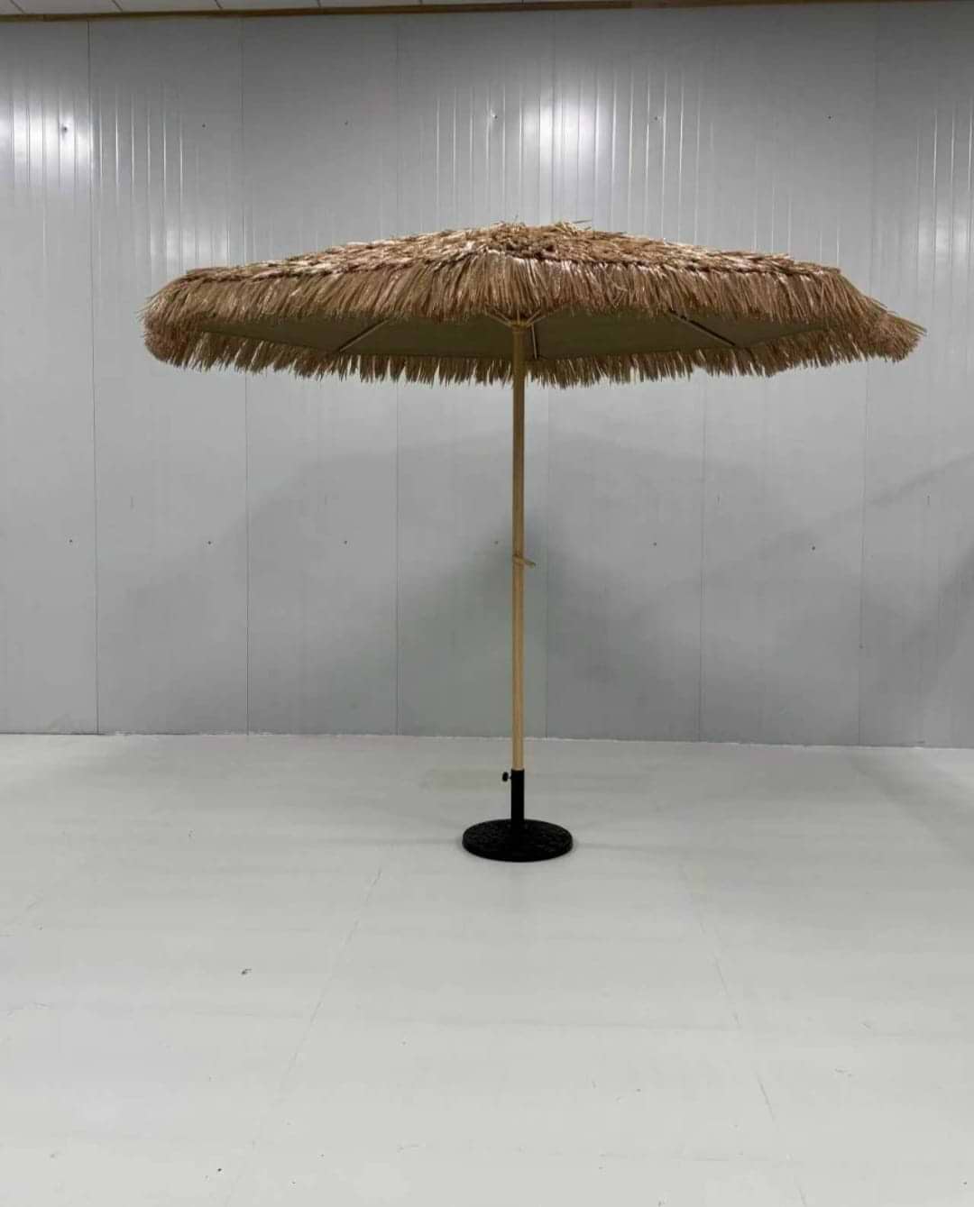 שמשיה עגולה עשויה קש מלאכותי רגל אמצע קוטר 3 מטר דגם מיקונוס