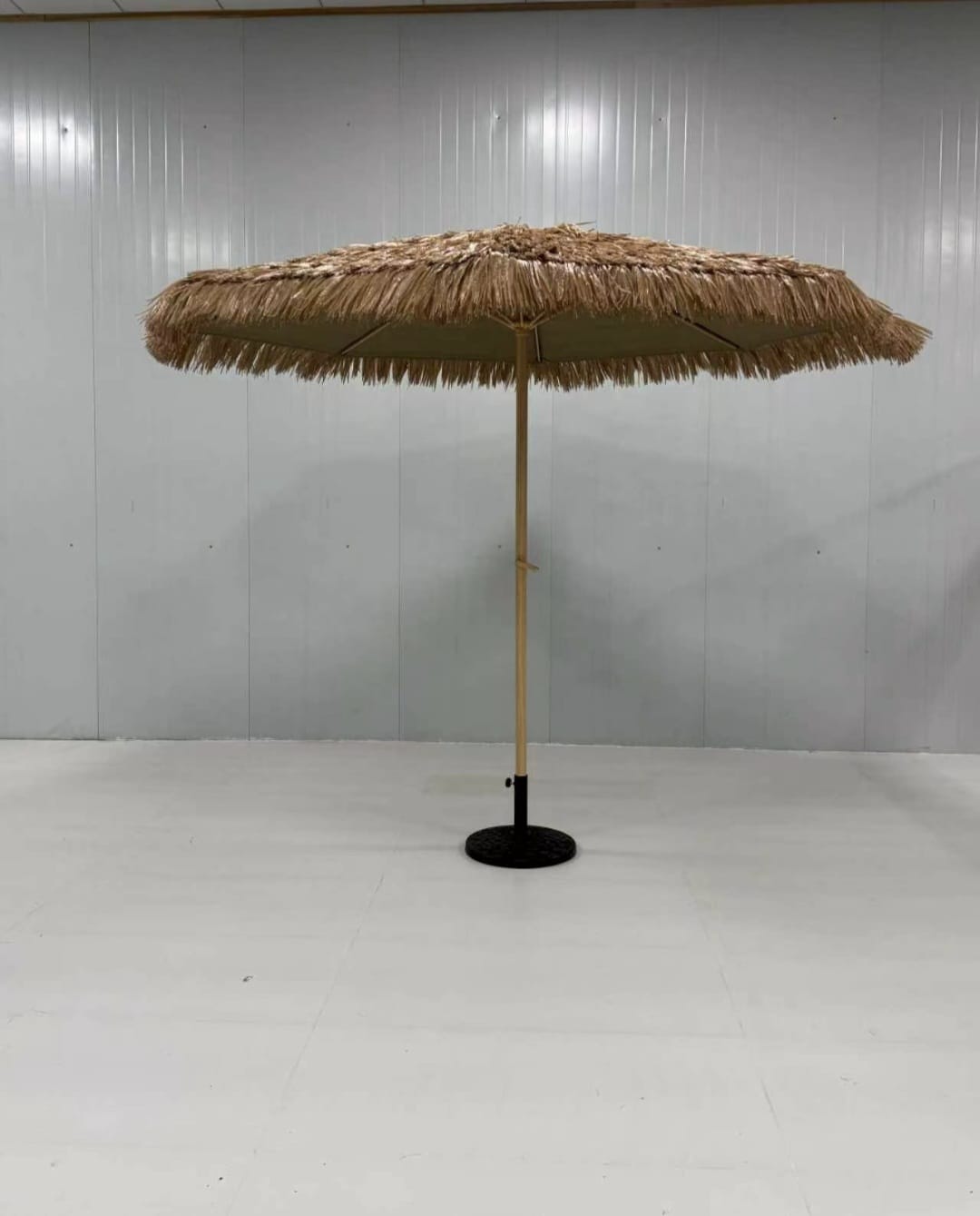 שמשיה עגולה עשויה קש מלאכותי רגל אמצע קוטר 3 מטר דגם מיקונוס