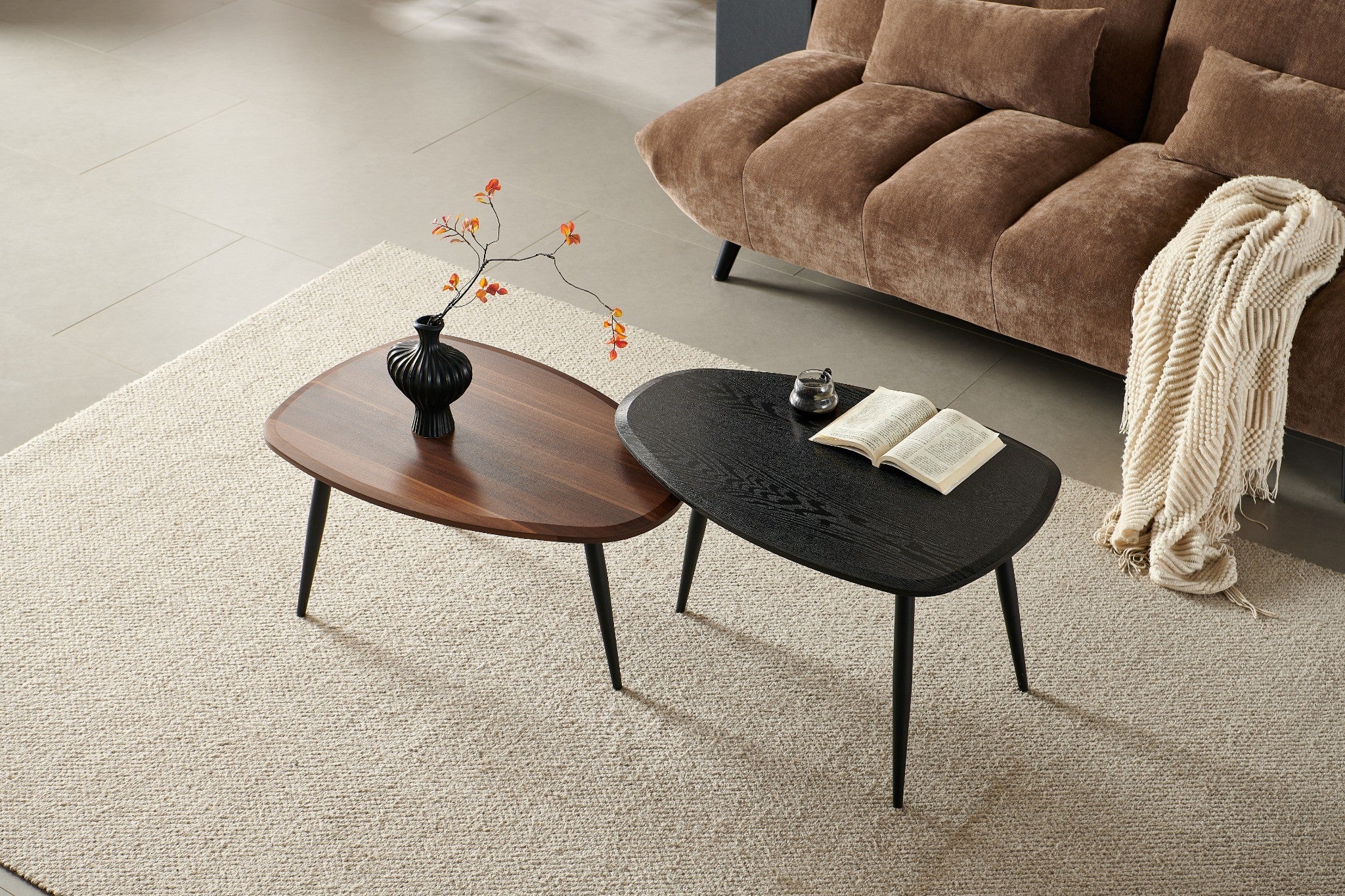 זוג שולחנות סלון אמורפיים בצבע אגוז ושחור דגם ברלין