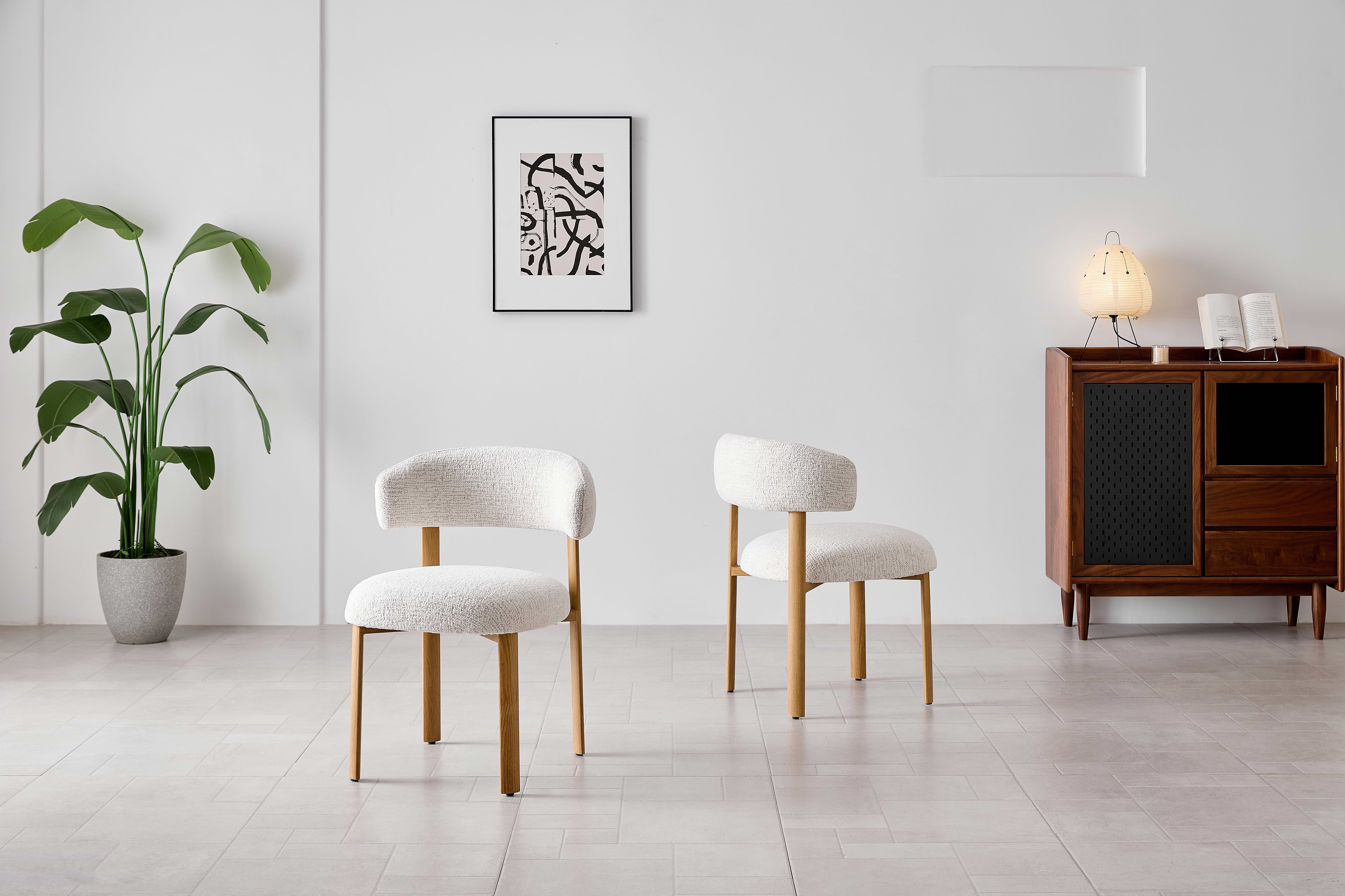 כסא אוכל מרופד צבע חול בשילוב רגלי אלון דגם שירז