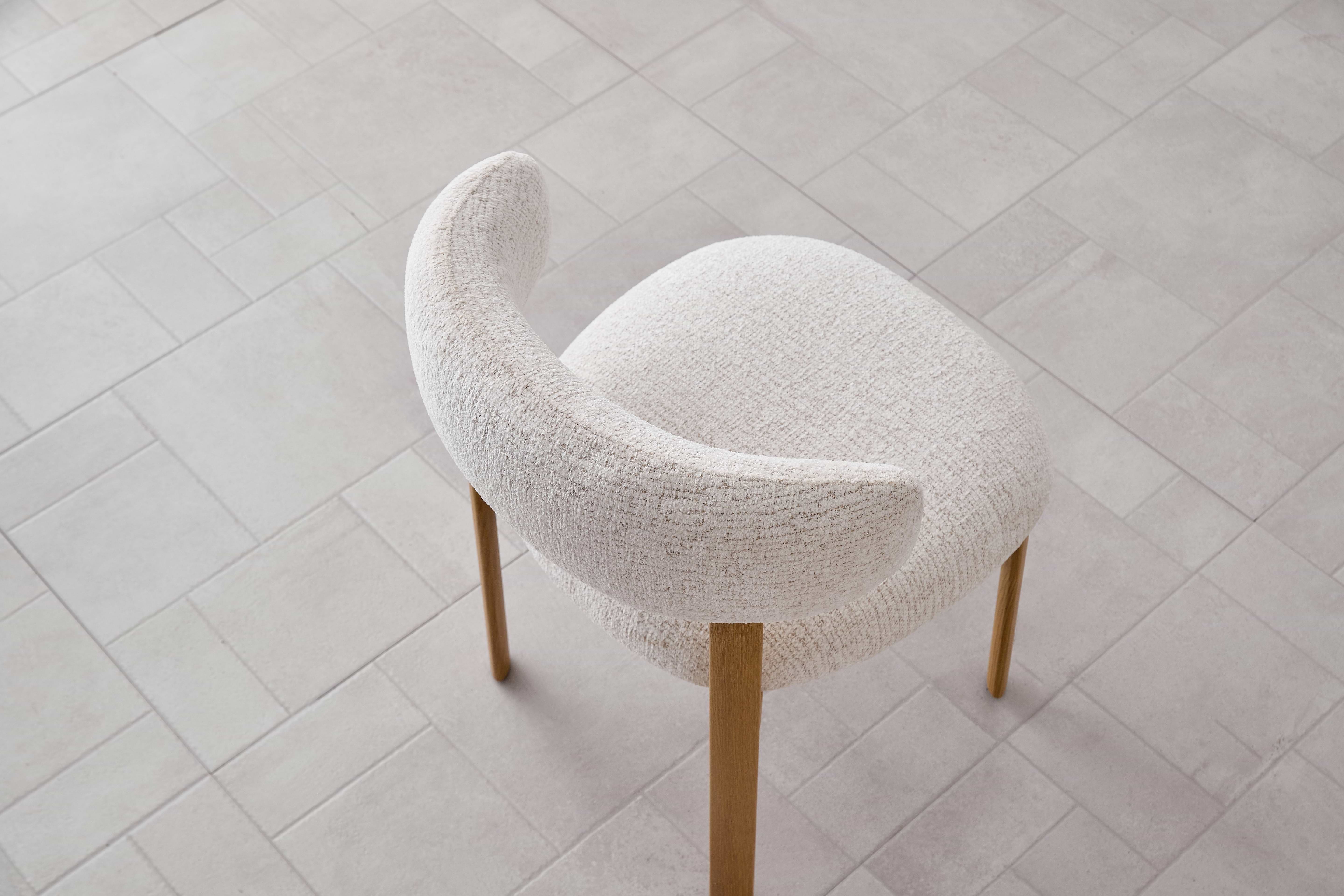 כסא אוכל מרופד צבע חול בשילוב רגלי אלון דגם שירז