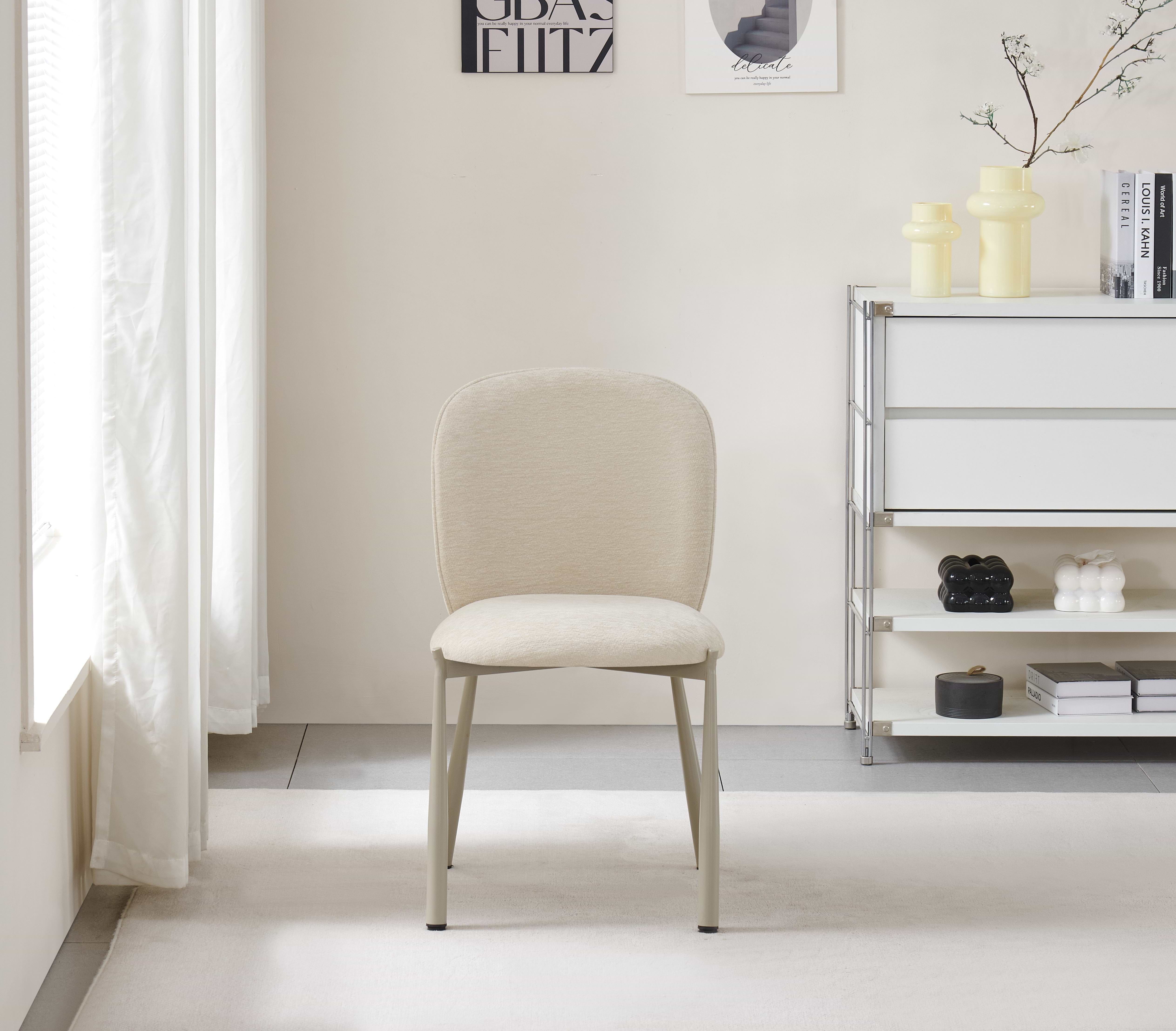 כסא אוכל מרופד צבע חול עם רגליים בצבע מייפל דגם לני