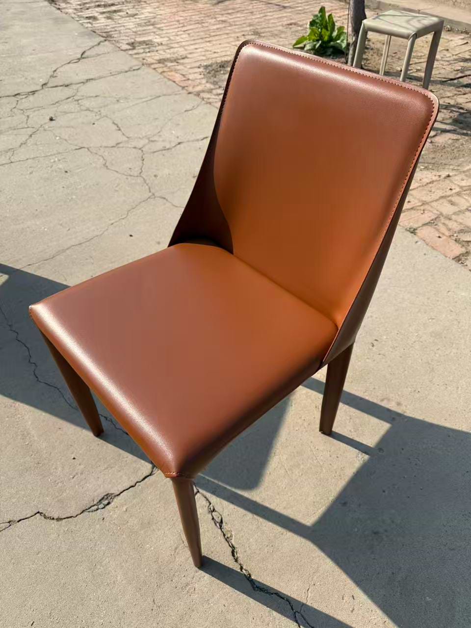 כסא אוכל מרופד מושב ורגליים דמוי עור בצבע חום דגם מייק