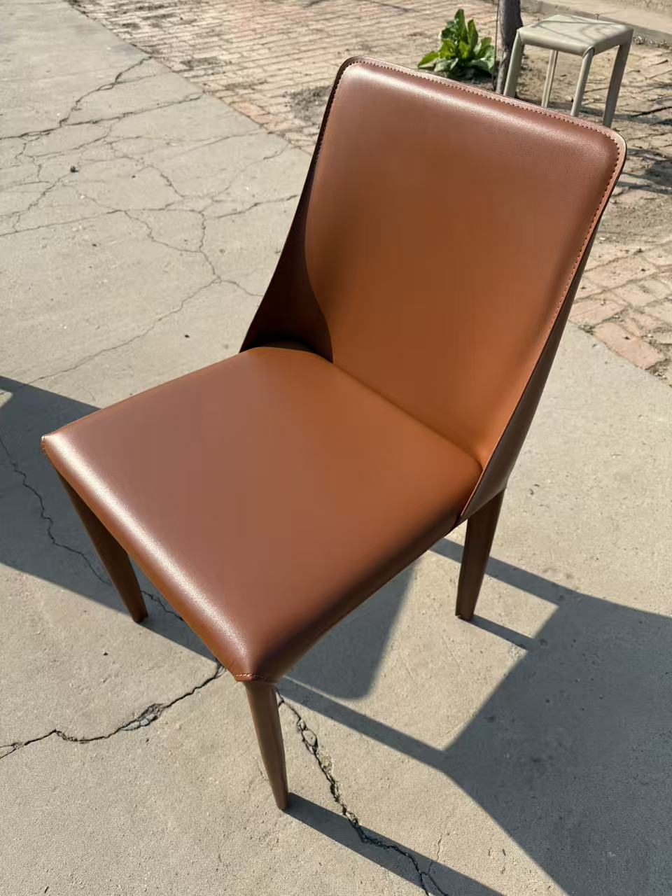 כסא אוכל מרופד מושב ורגליים דמוי עור בצבע חום דגם מייק