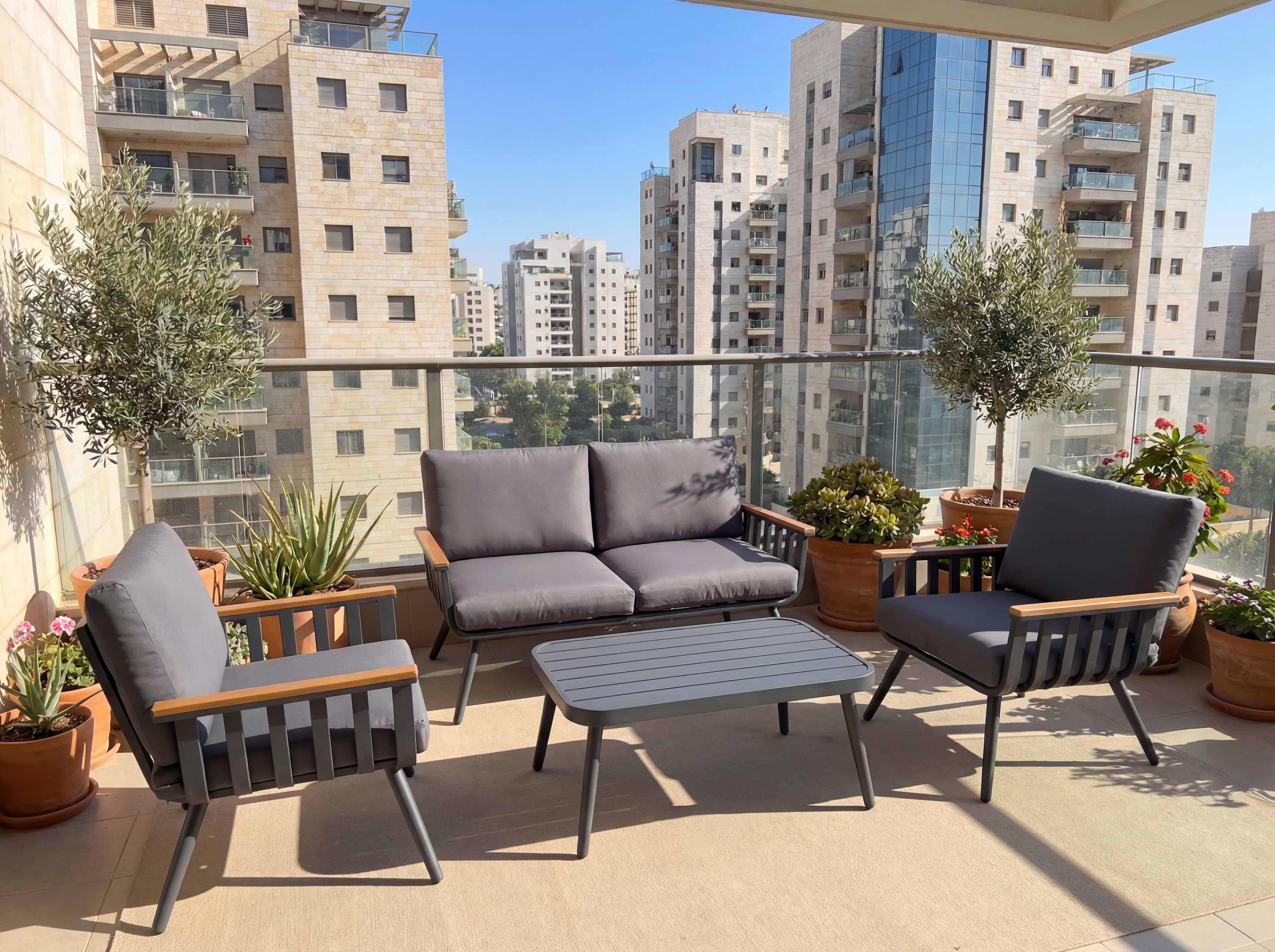 פינת ישיבה לגינה אלומיניום בצבע אפור בשילוב ידיות בצבע עץ וכריות אפורות דגם שיר