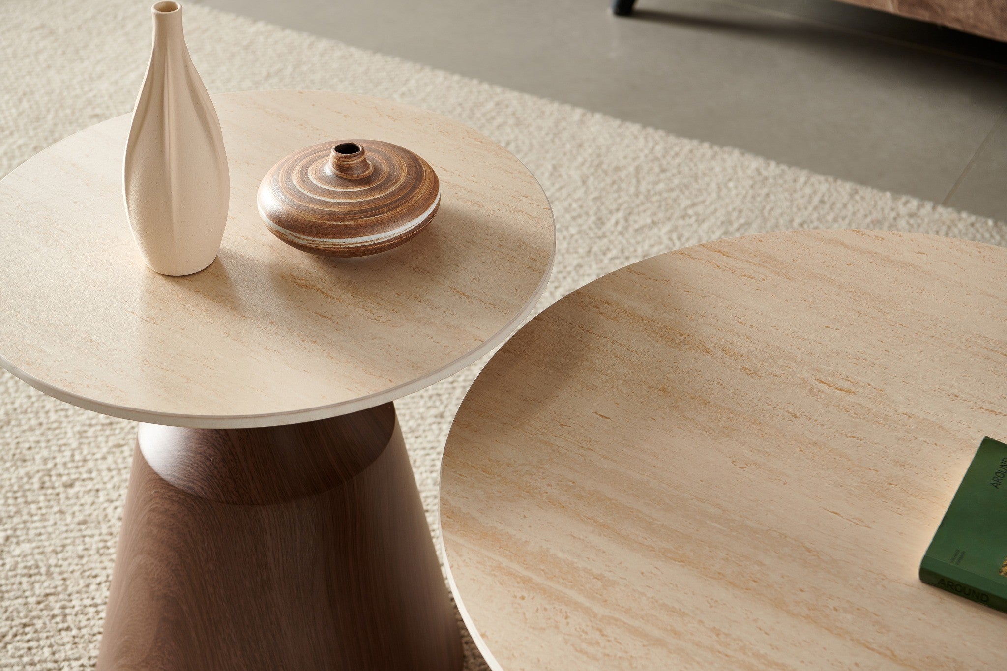 זוג שולחנות סלון טרוורטין בשילוב רגלי אגוז דגם אורבן