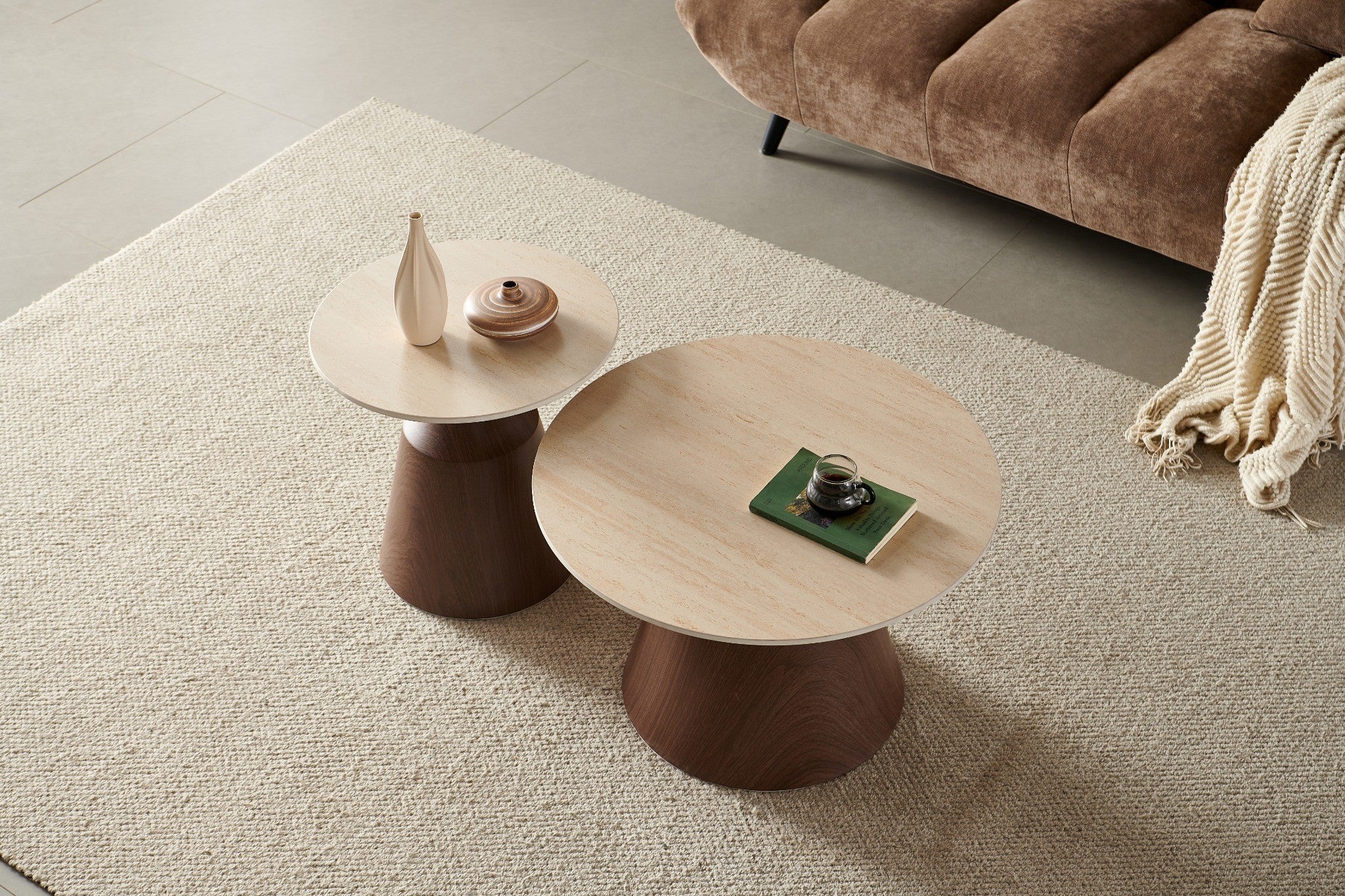 זוג שולחנות סלון טרוורטין בשילוב רגלי אגוז דגם אורבן