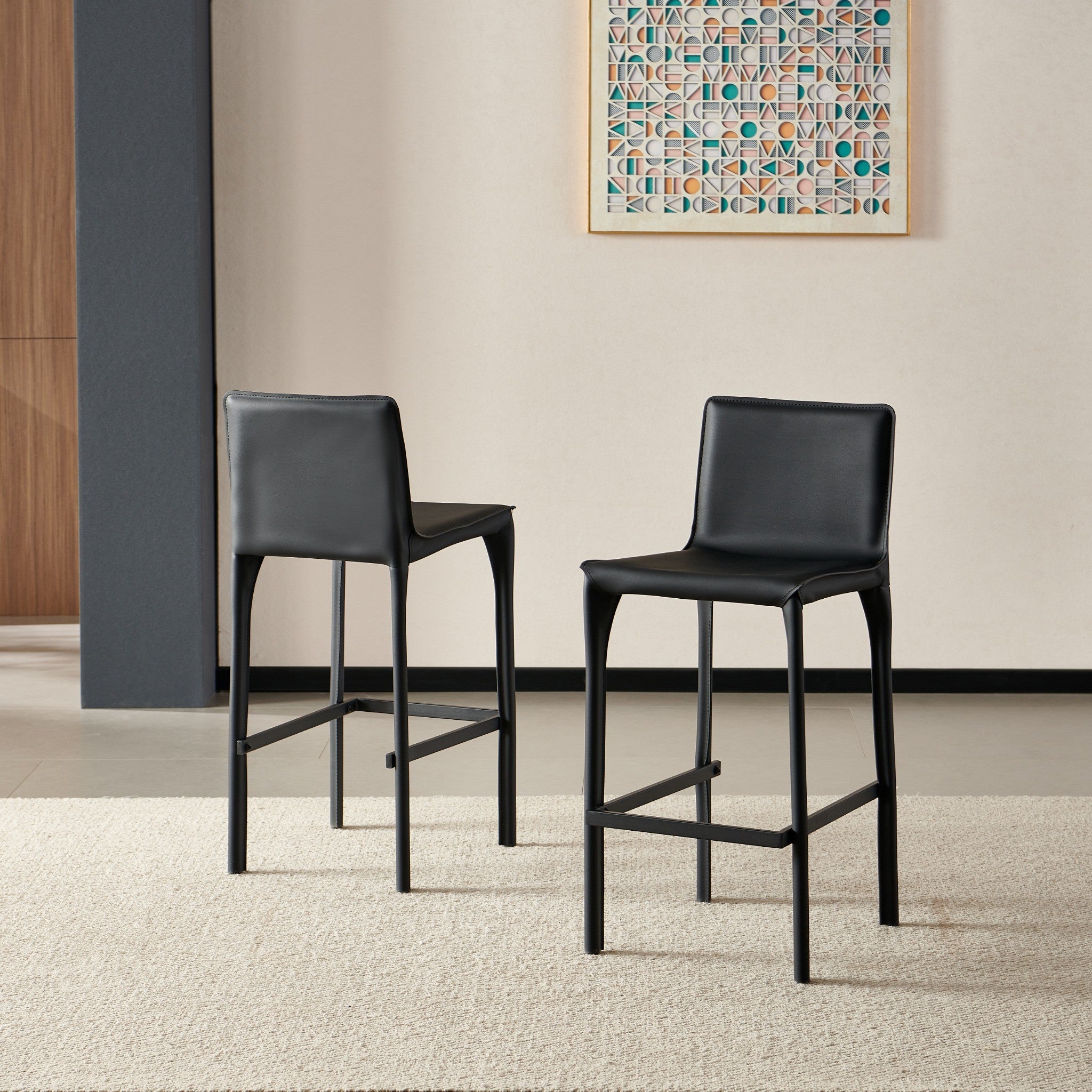 כסא בר מרופד מושב ורגליים דמוי עור שחור דגם מייק