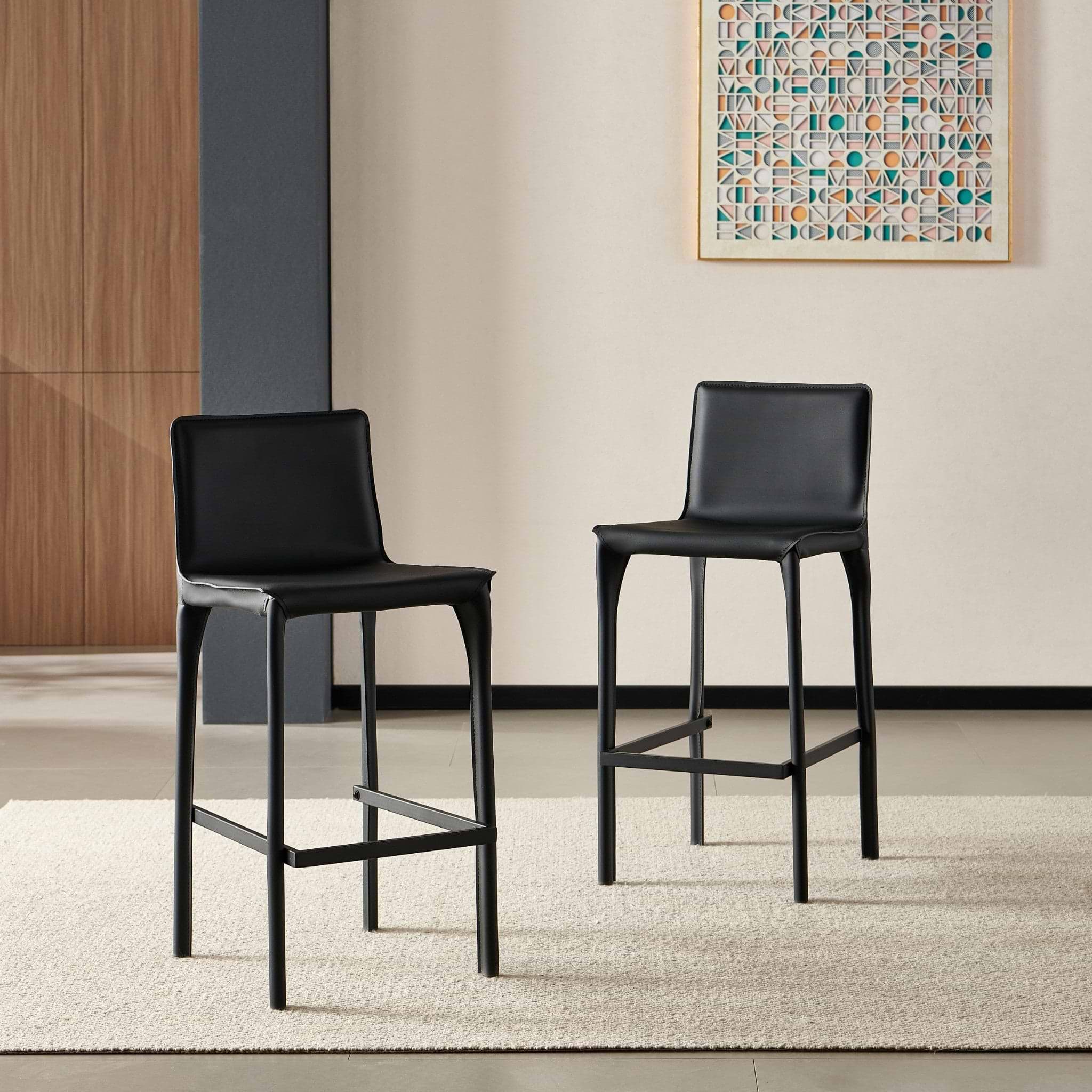 כסא בר מרופד מושב ורגליים דמוי עור שחור דגם מייק