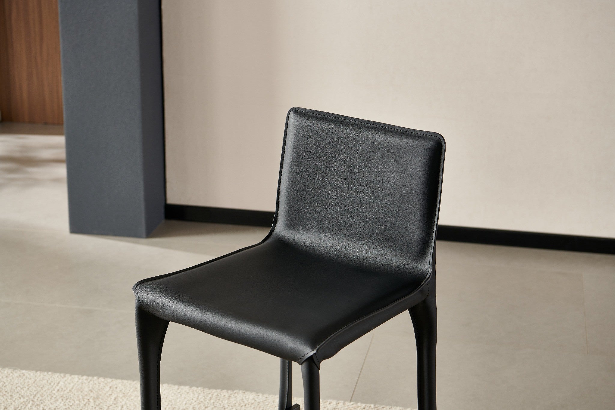 כסא בר מרופד מושב ורגליים דמוי עור שחור דגם מייק