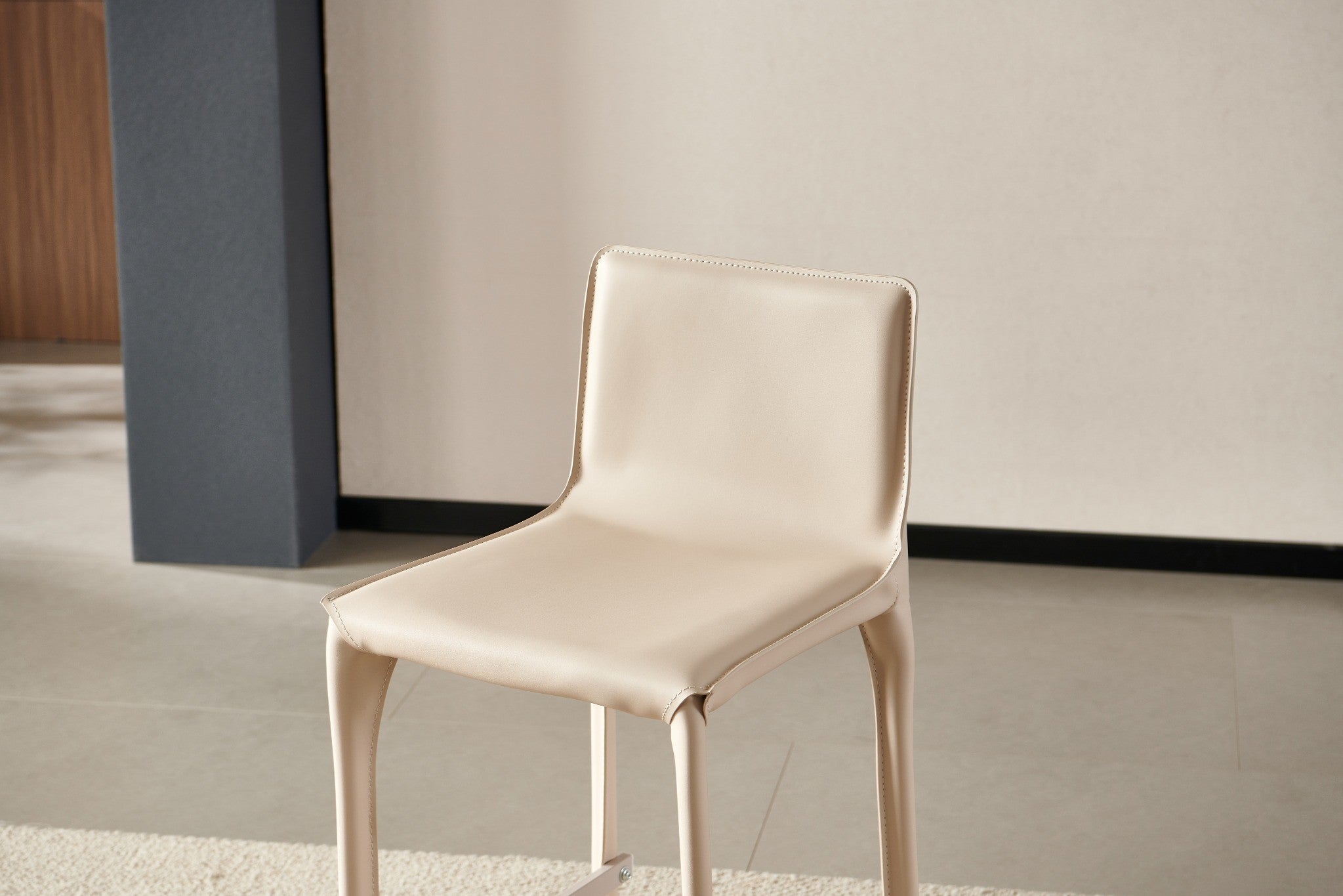 כסא בר מרופד מושב ורגליים דמוי עור סהרה דגם מייק