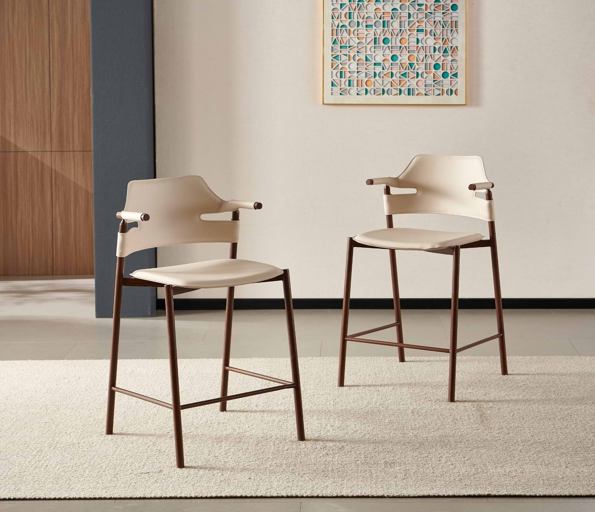 כסא בר עם ידיות בד דמוי עור סהרה בשילוב רגליים בצבע אגוז דגם סלינה