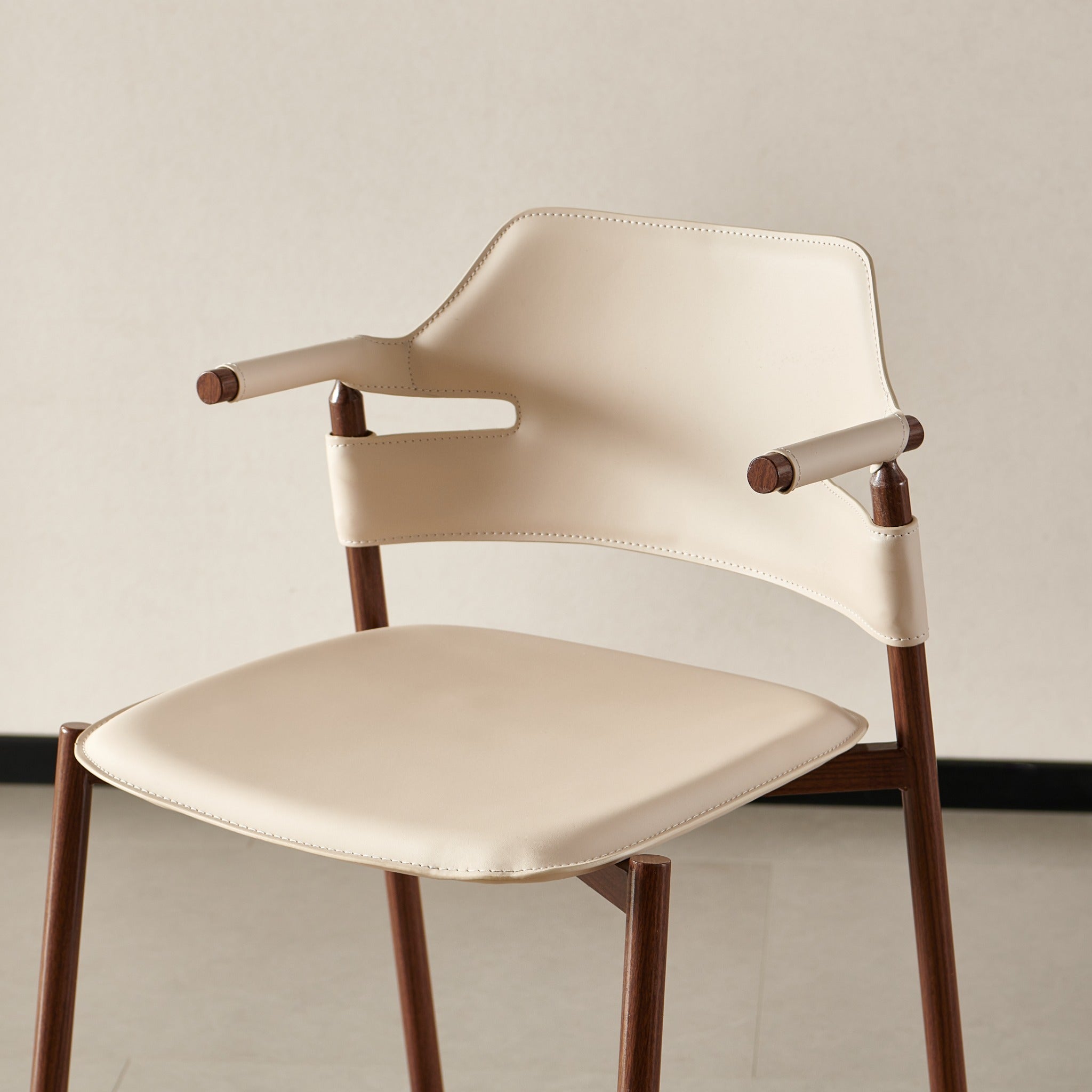 כסא בר עם ידיות בד דמוי עור סהרה בשילוב רגליים בצבע אגוז דגם סלינה