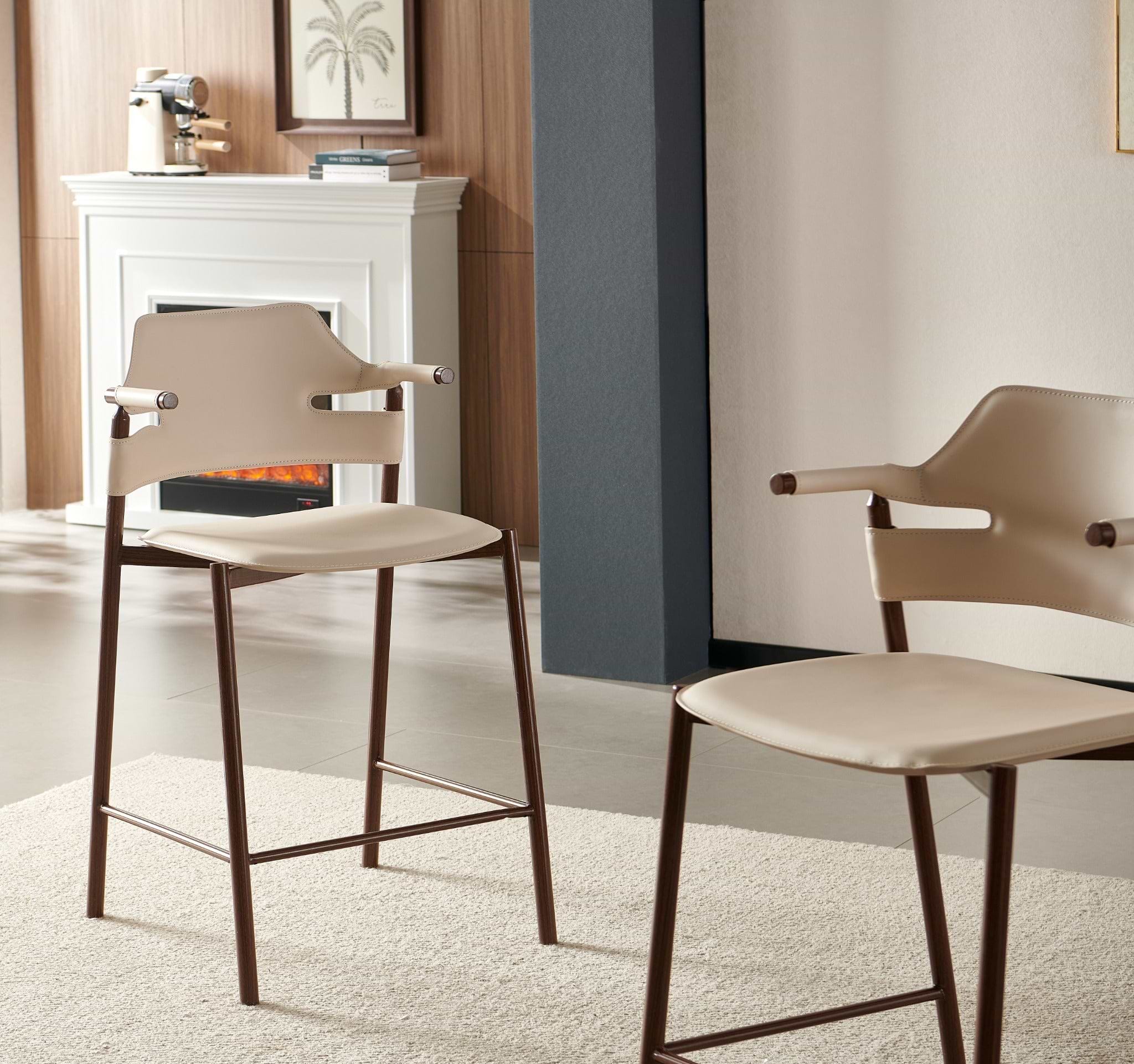 כסא בר עם ידיות בד דמוי עור סהרה בשילוב רגליים בצבע אגוז דגם סלינה