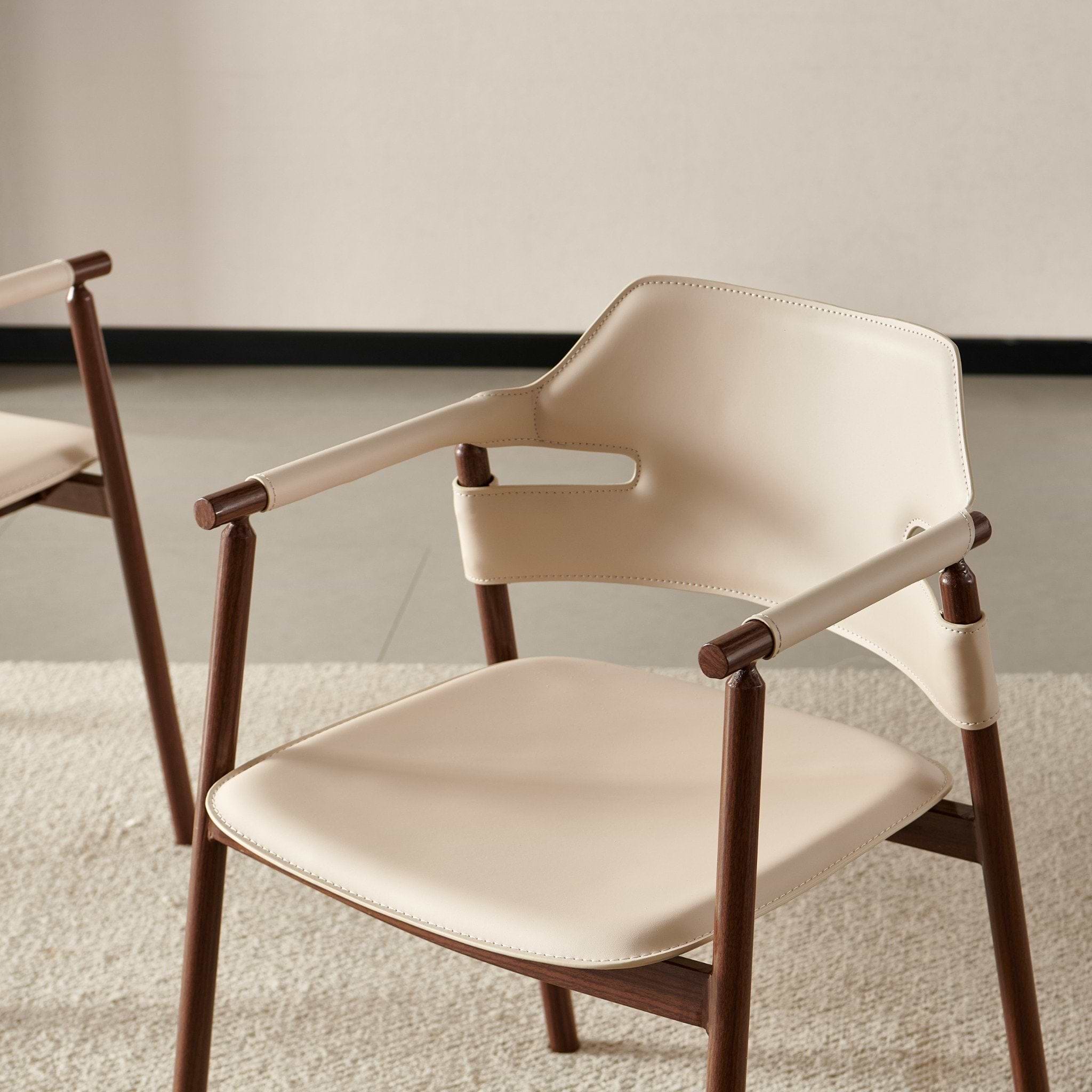 כסא אוכל עם ידיות בד דמוי עור סהרה בשילוב רגליים בצבע עץ אגוז דגם סלינה